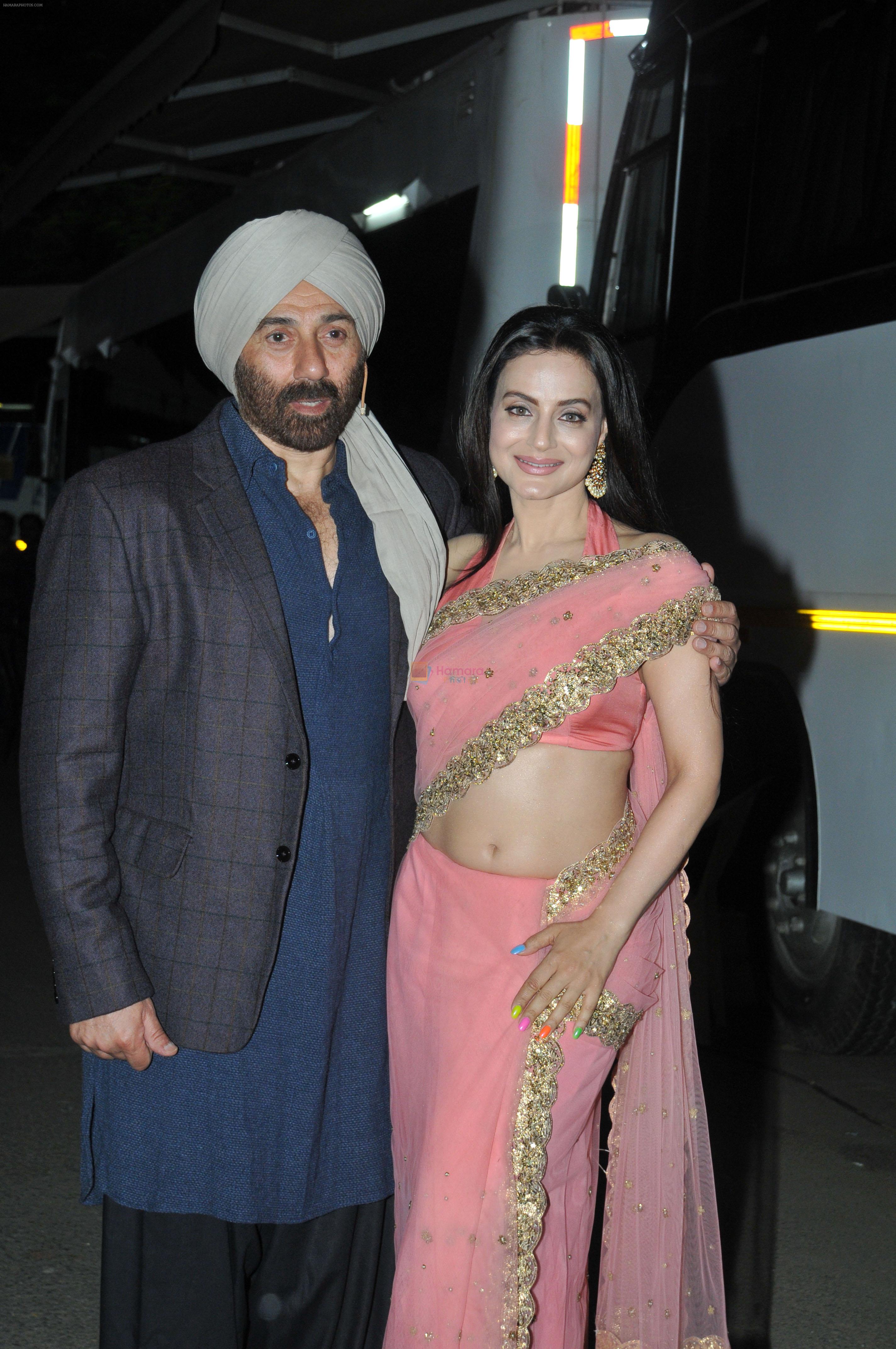 Sunny Deol and Ameesha Patel pose for camera to promote Gadar 2 on the sets of The Kapil Sharma Show on 20 Jun 2023
