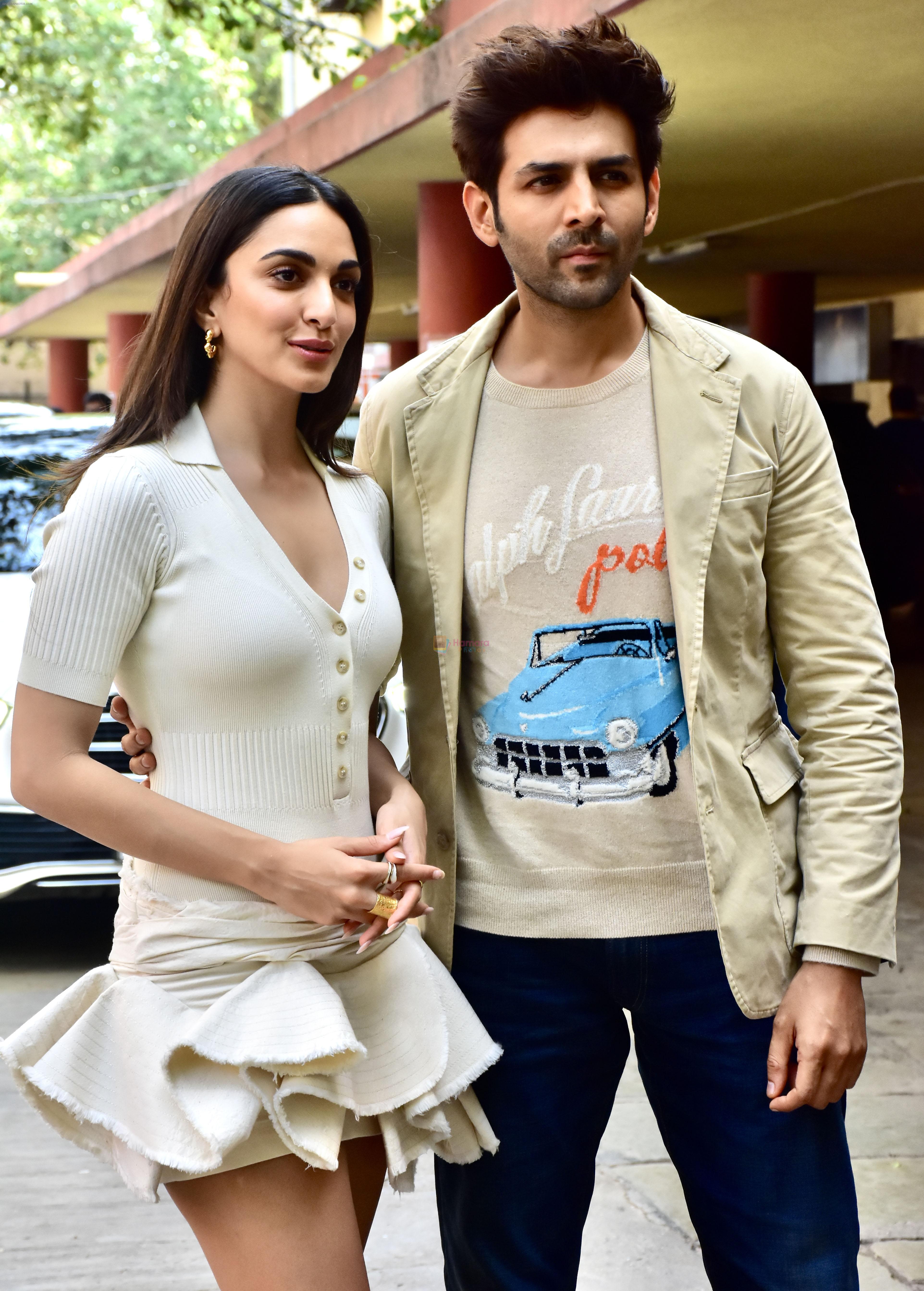 Kartik Aaryan and Kiara Advani pose to promote Satyaprem Ki Katha at Lower Parel on 22 Jun 2023