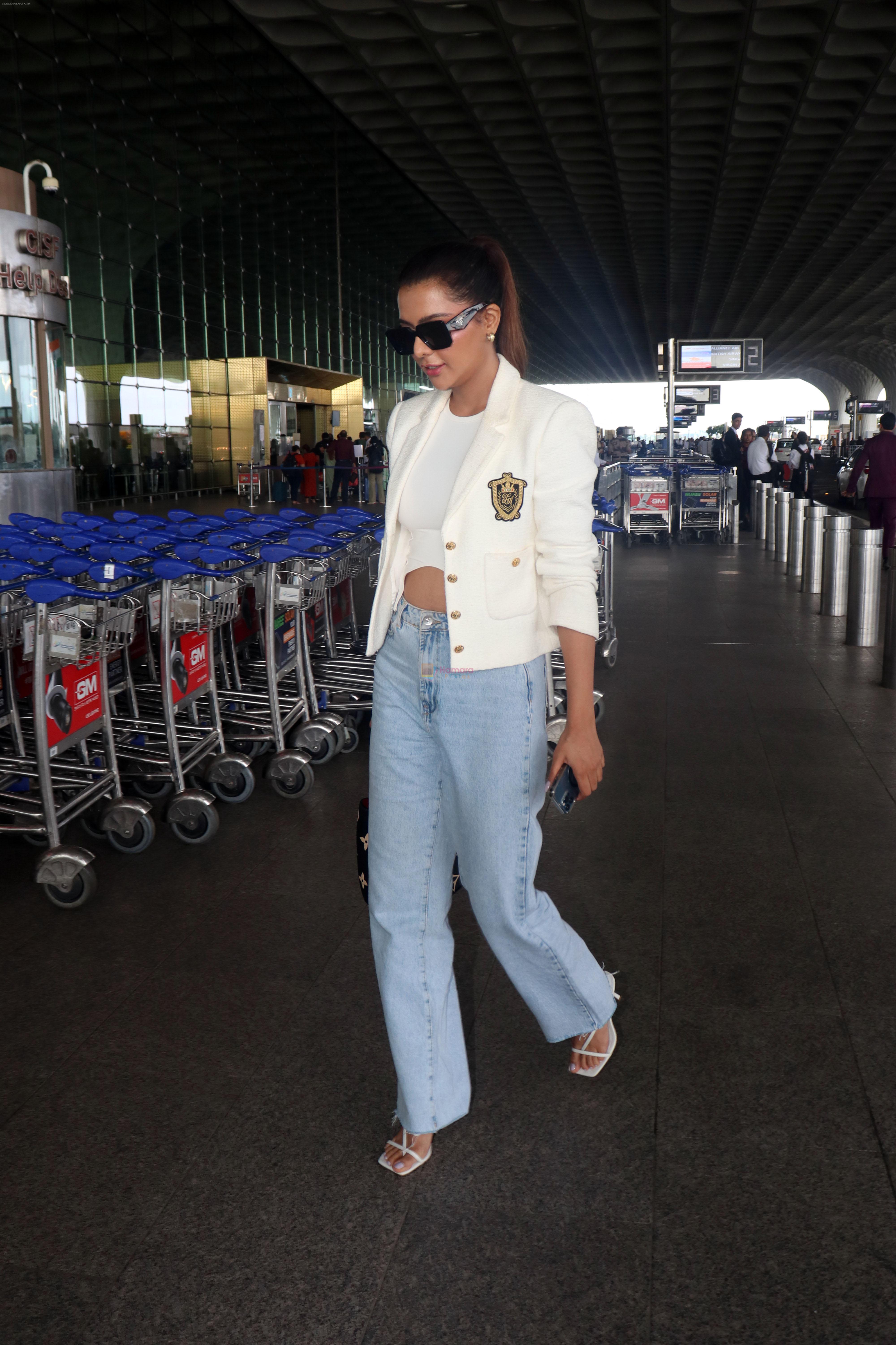 Ruhi Singh seen at the airport in light top and blue jeans on 23 Jun 2023