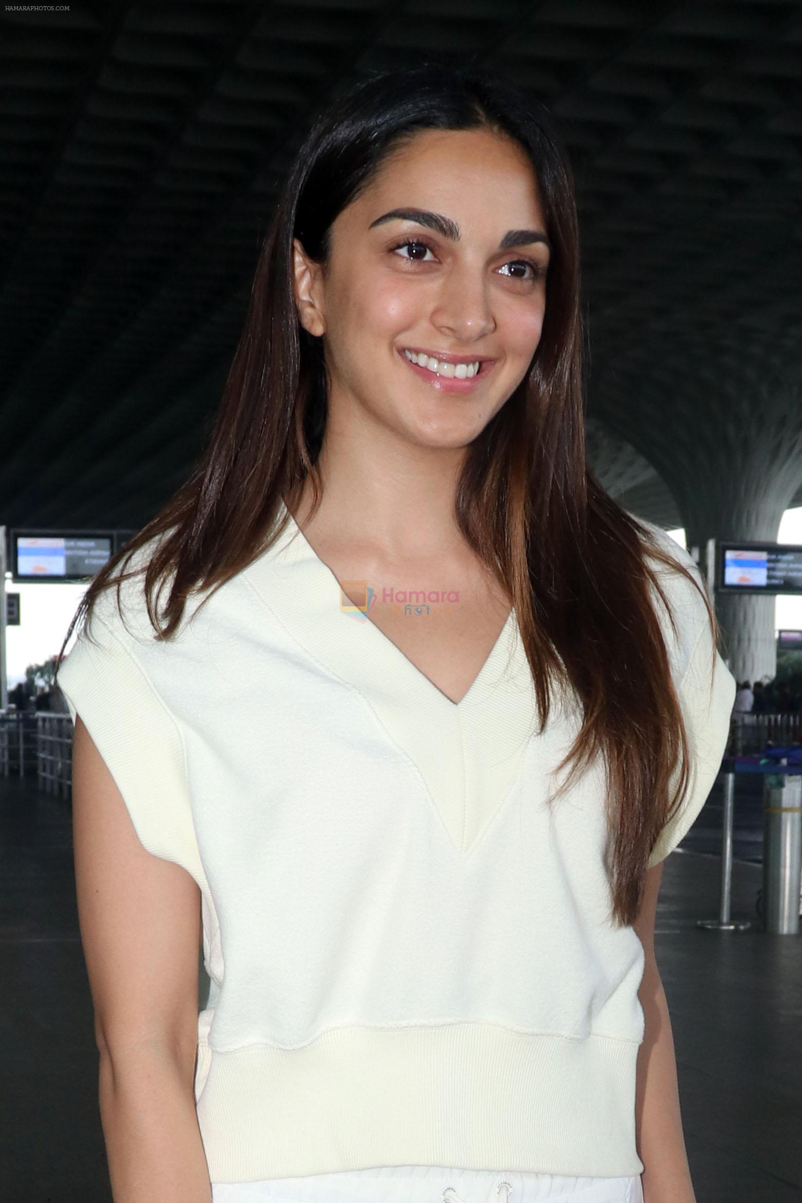 Kiara Advani dressed in a cream top and white pant holding pink Chanel Paris Handbag seen at the airport on 25 Jun 2023