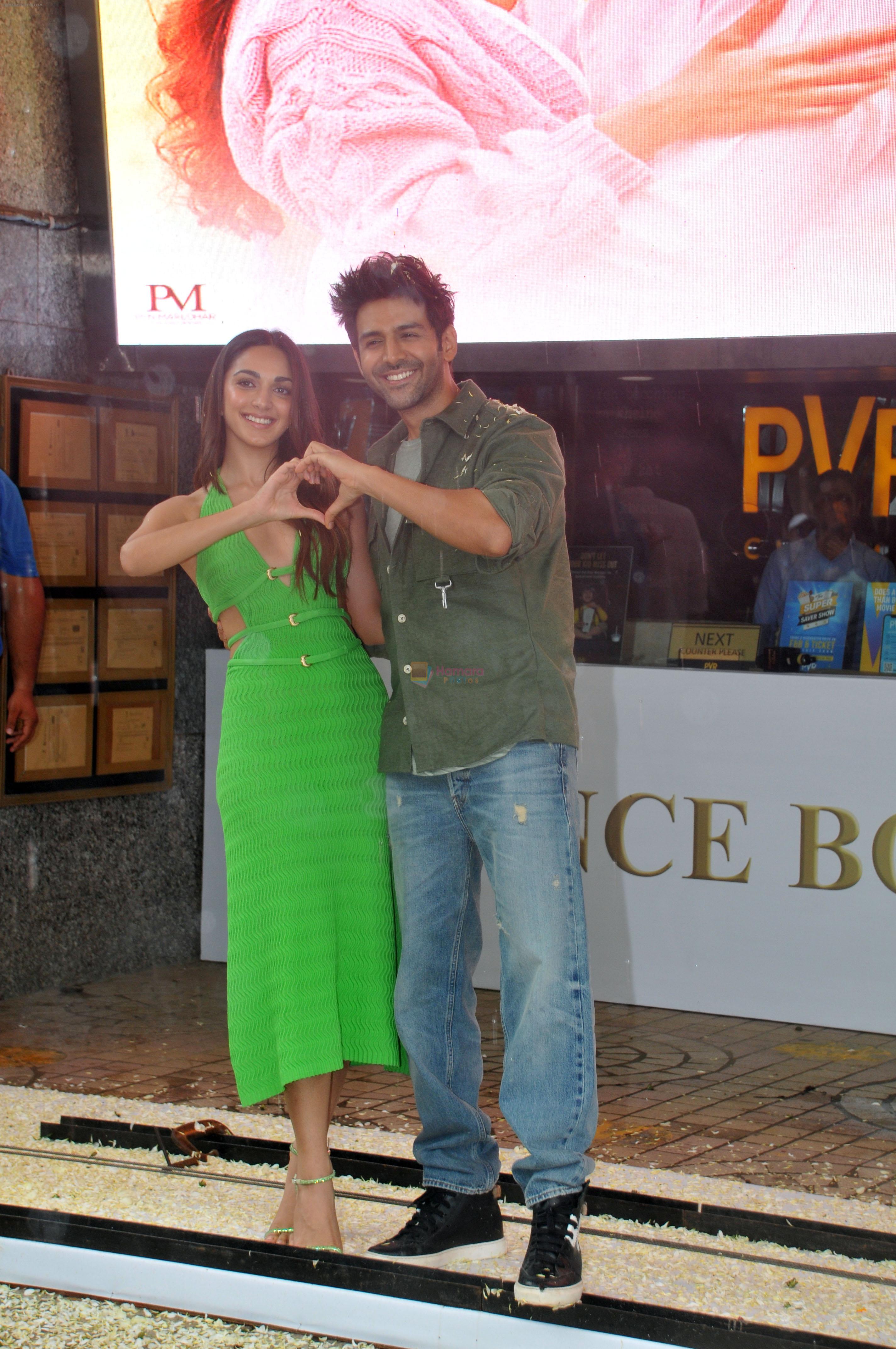 Kartik Aaryan and Kiara Advani promoting Satyaprem Ki Katha advance booking at PVR Box Office Window in Citi Mall on 26 Jun 2023
