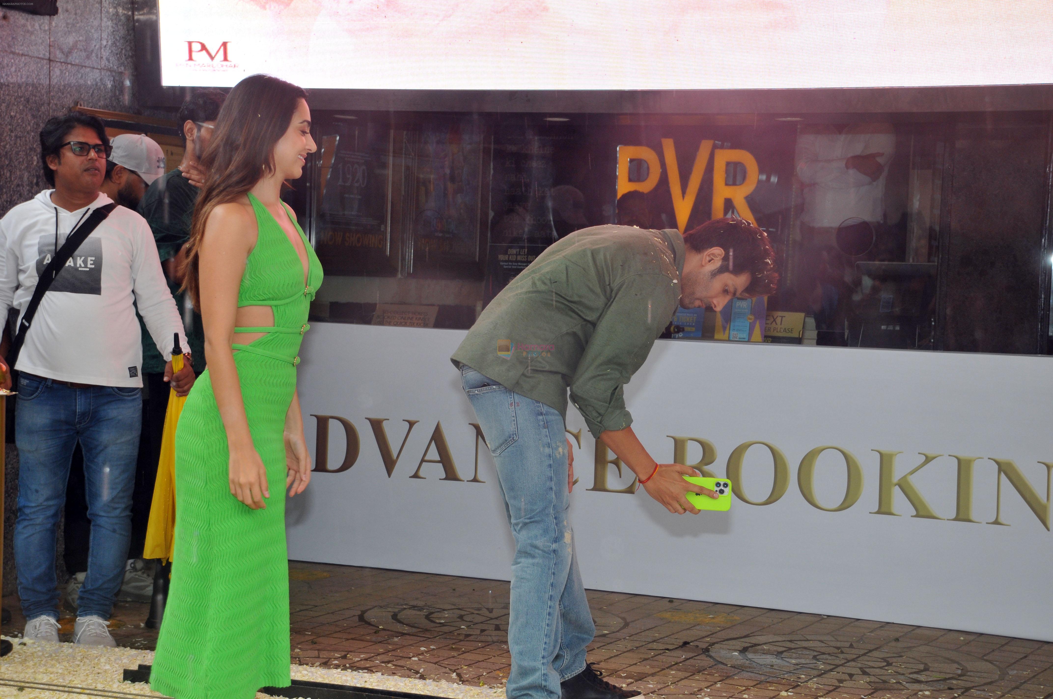 Kartik Aaryan and Kiara Advani promoting Satyaprem Ki Katha advance booking at PVR Box Office Window in Citi Mall on 26 Jun 2023