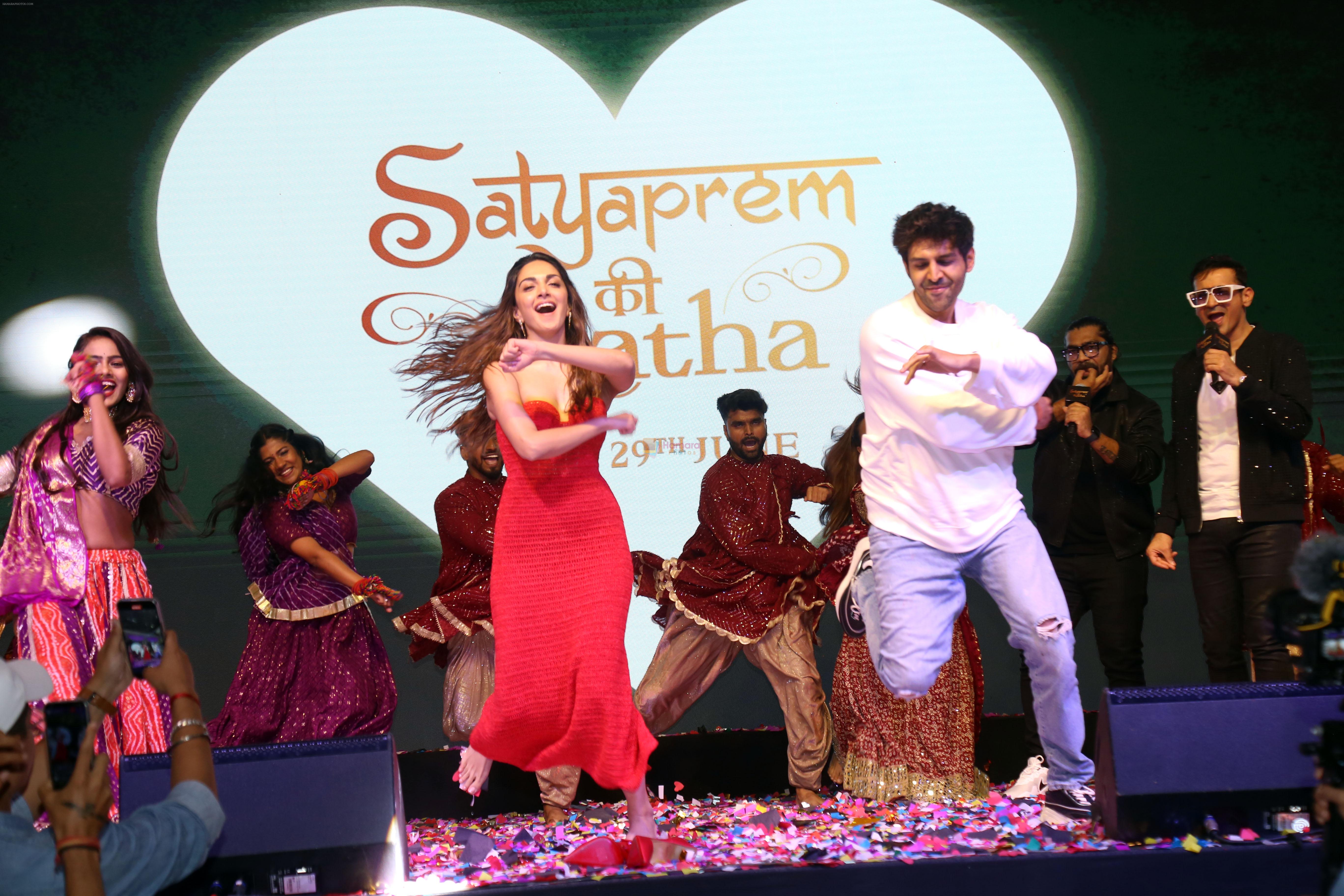 Kartik Aaryan and Kiara Advani at a Special Musical Concert of their film Satyaprem Ki Katha on 27 Jun 2023