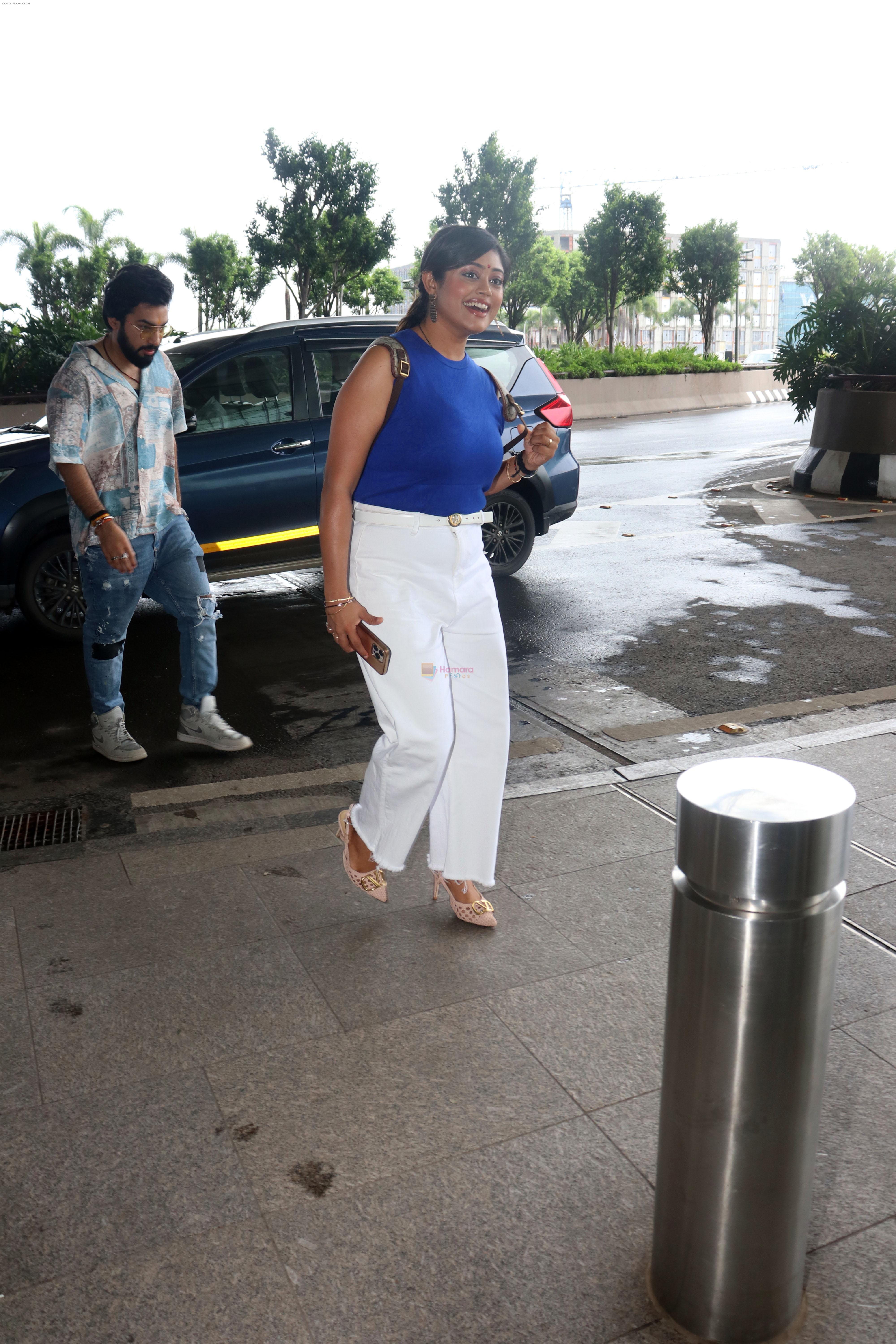Sachet Tandon and Parampara Thakur seen at the airport on 1 July 2023