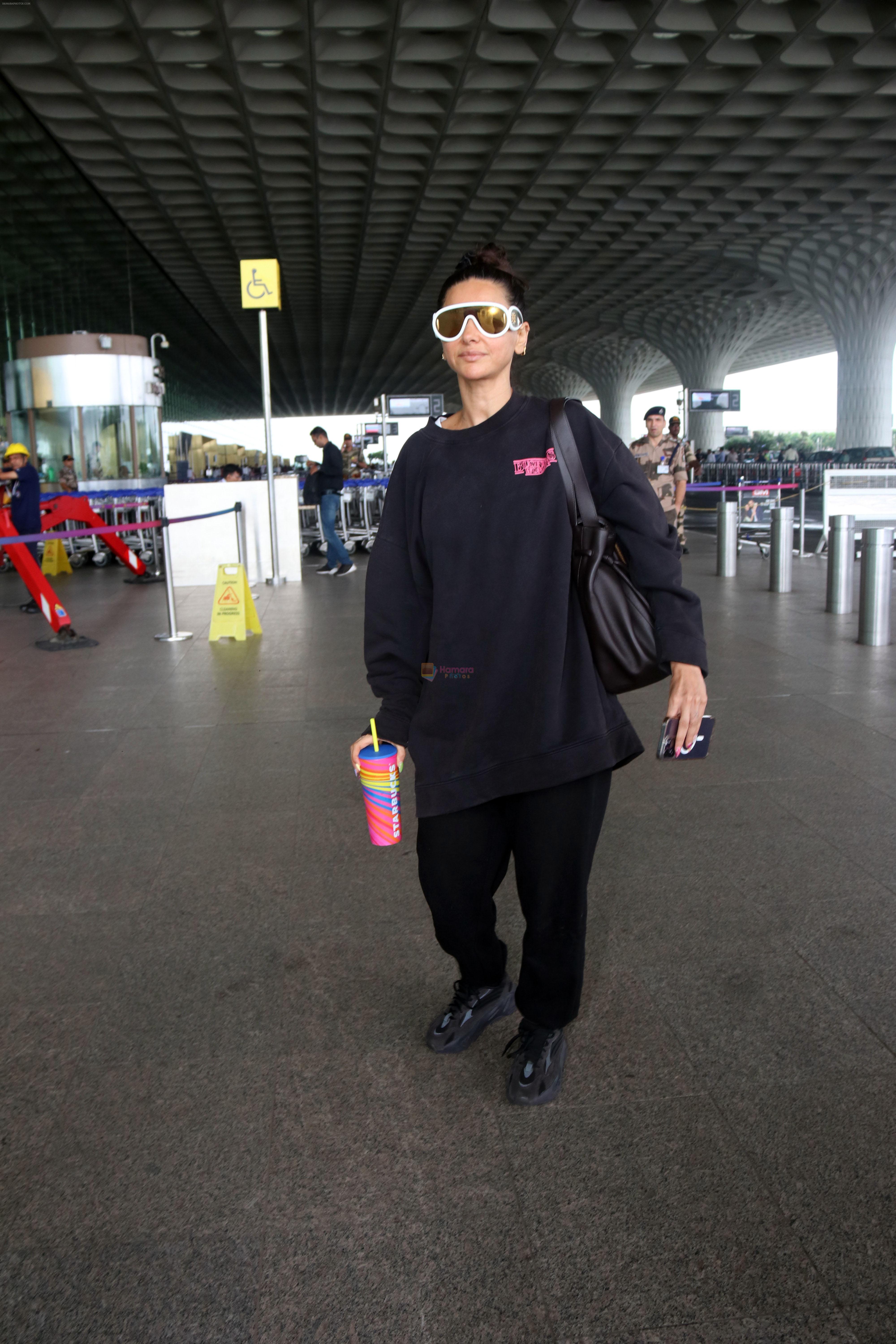 Shibani Dandekar seen at the airport on 4 July 2023