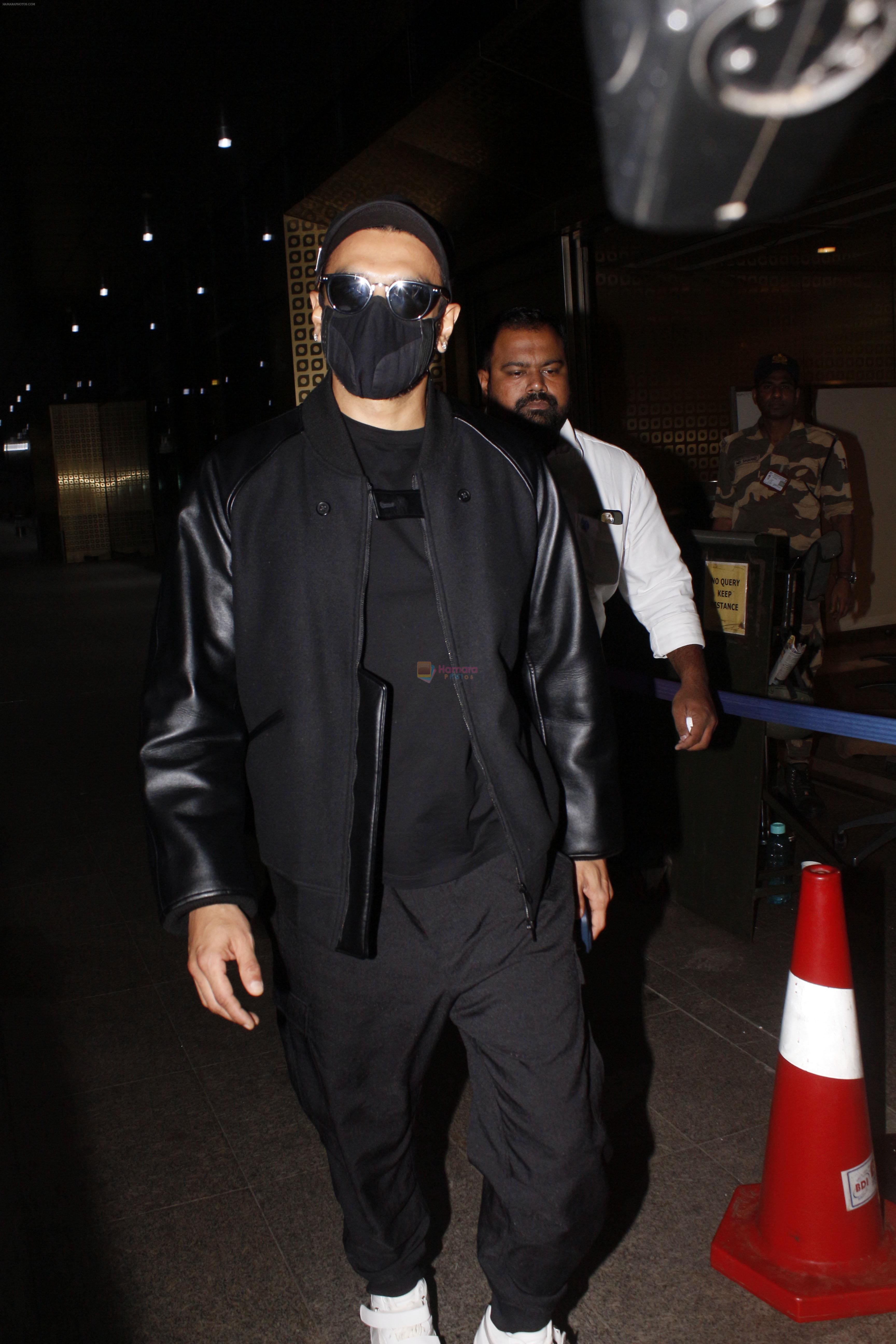 Ranveer Singh dressed in black seen at the airport on 5 July 2023