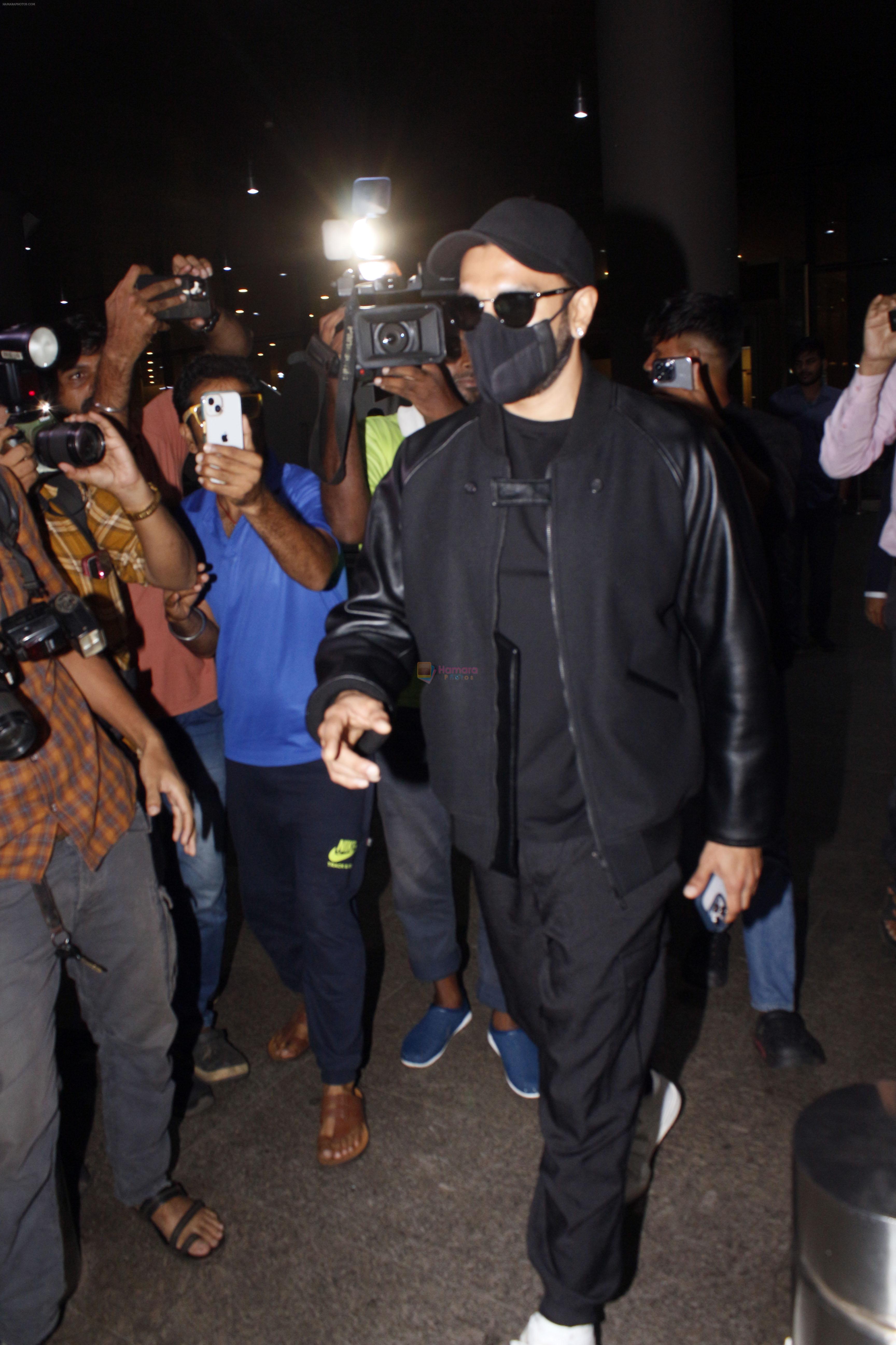 Ranveer Singh dressed in black seen at the airport on 5 July 2023