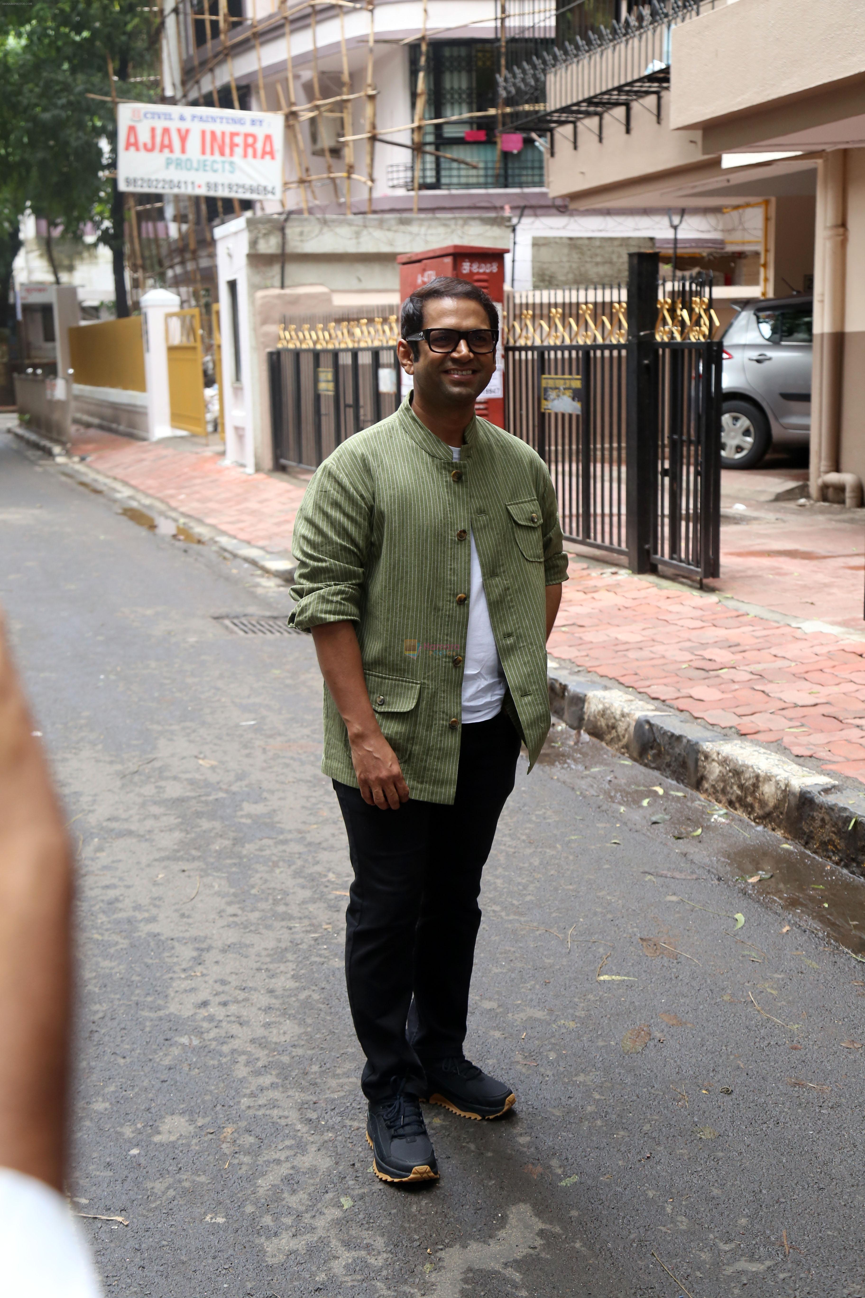 Sharib Hashmi posing with Dabbawalas on the launch day of Film Tarla on 7 July 2023