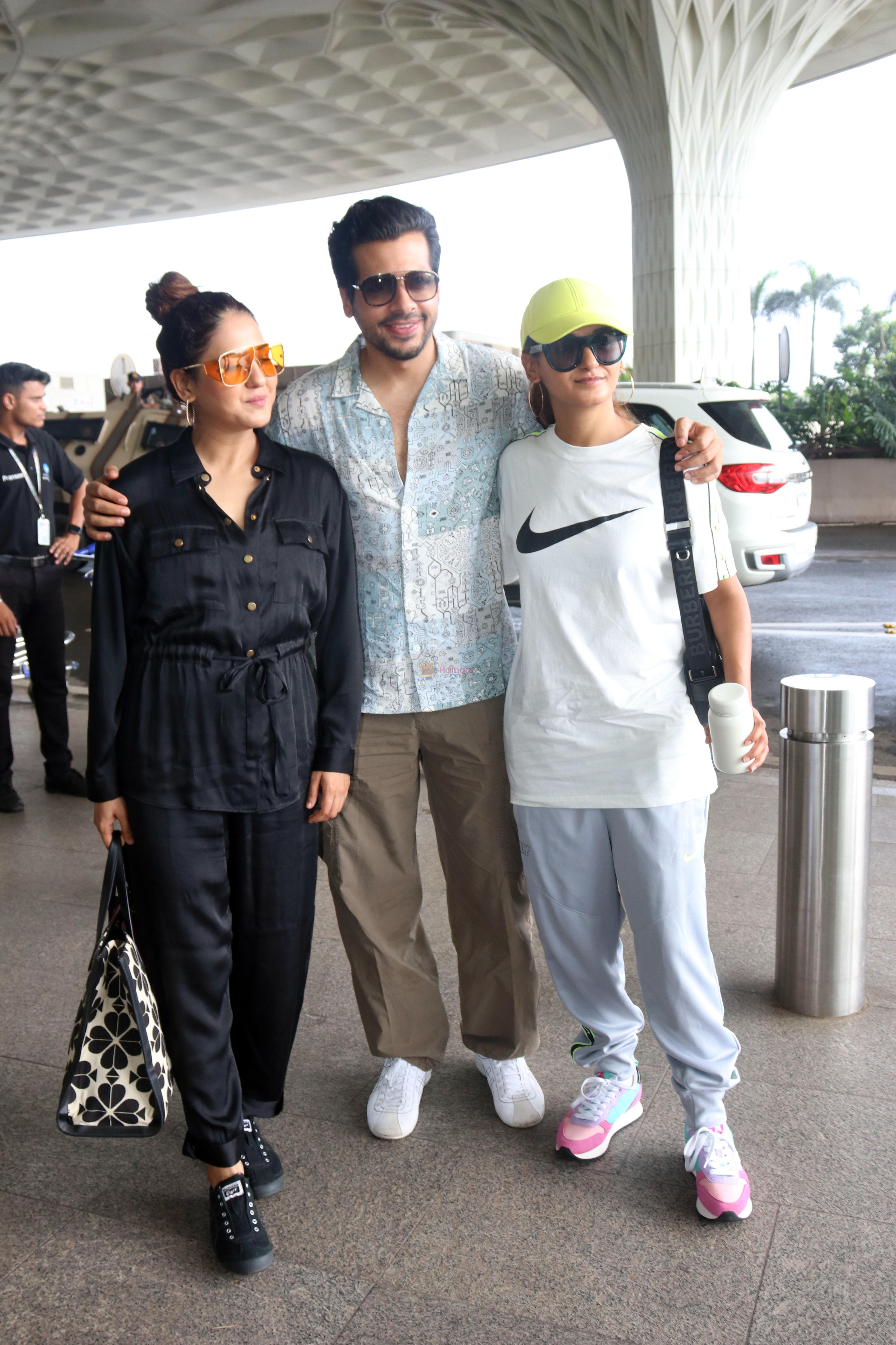 Shakti Mohan, Neeti Mohan and Nihar Pandya seen at the airport on 8 July 2023