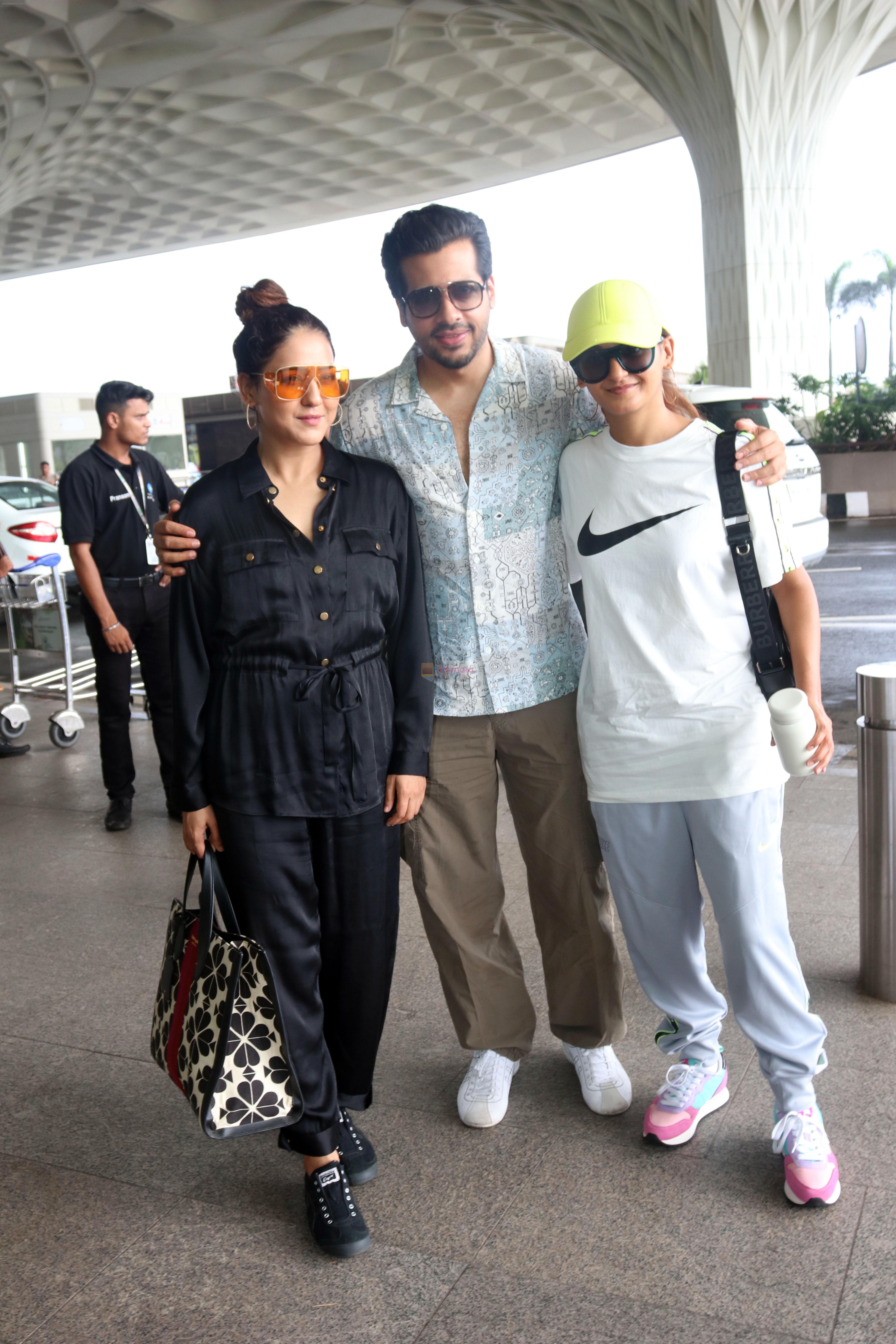 Shakti Mohan, Neeti Mohan and Nihar Pandya seen at the airport on 8 July 2023