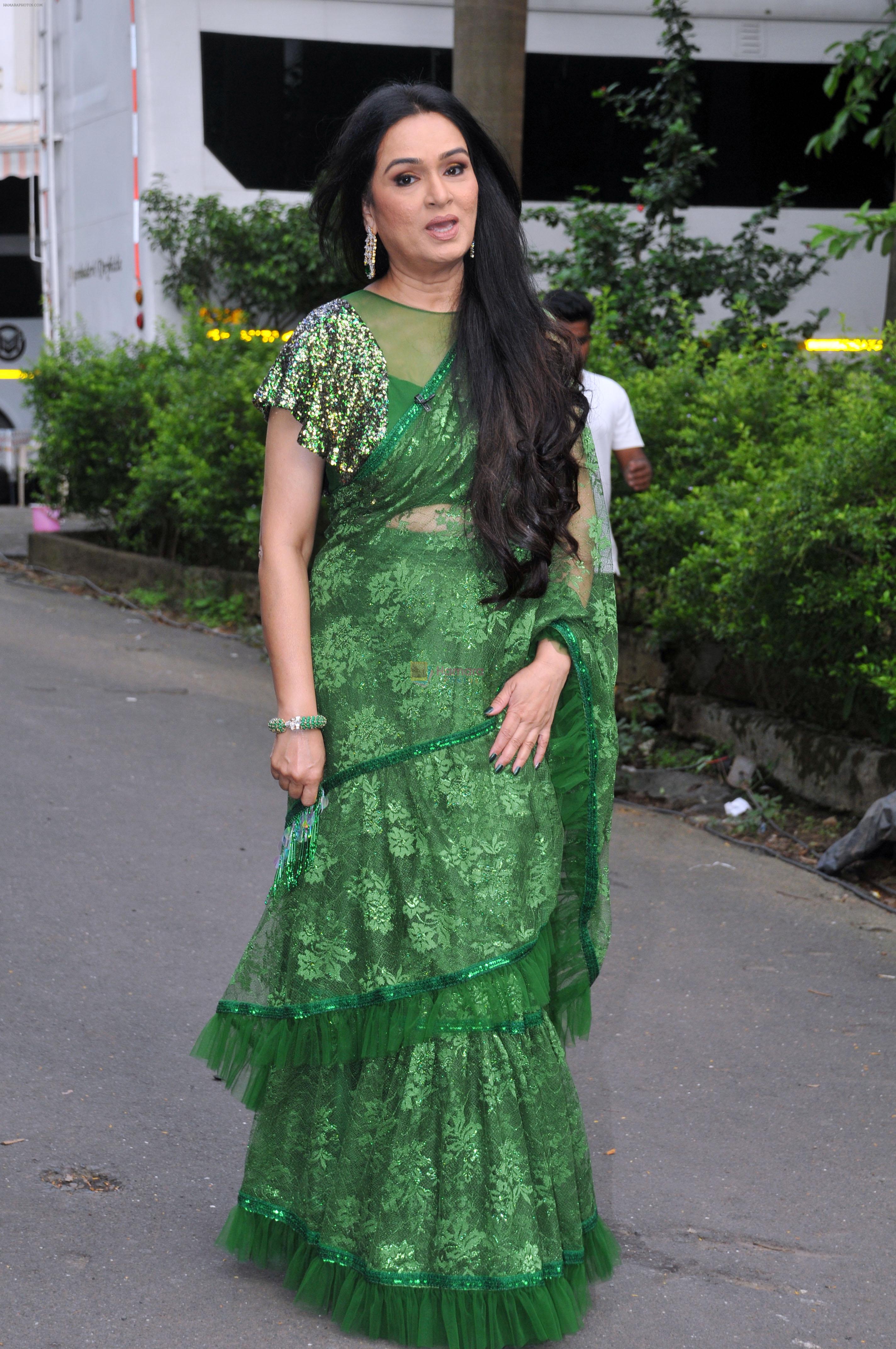Padmini Kolhapure seen posing for media at Prime Focus Studios on 10 July 2023