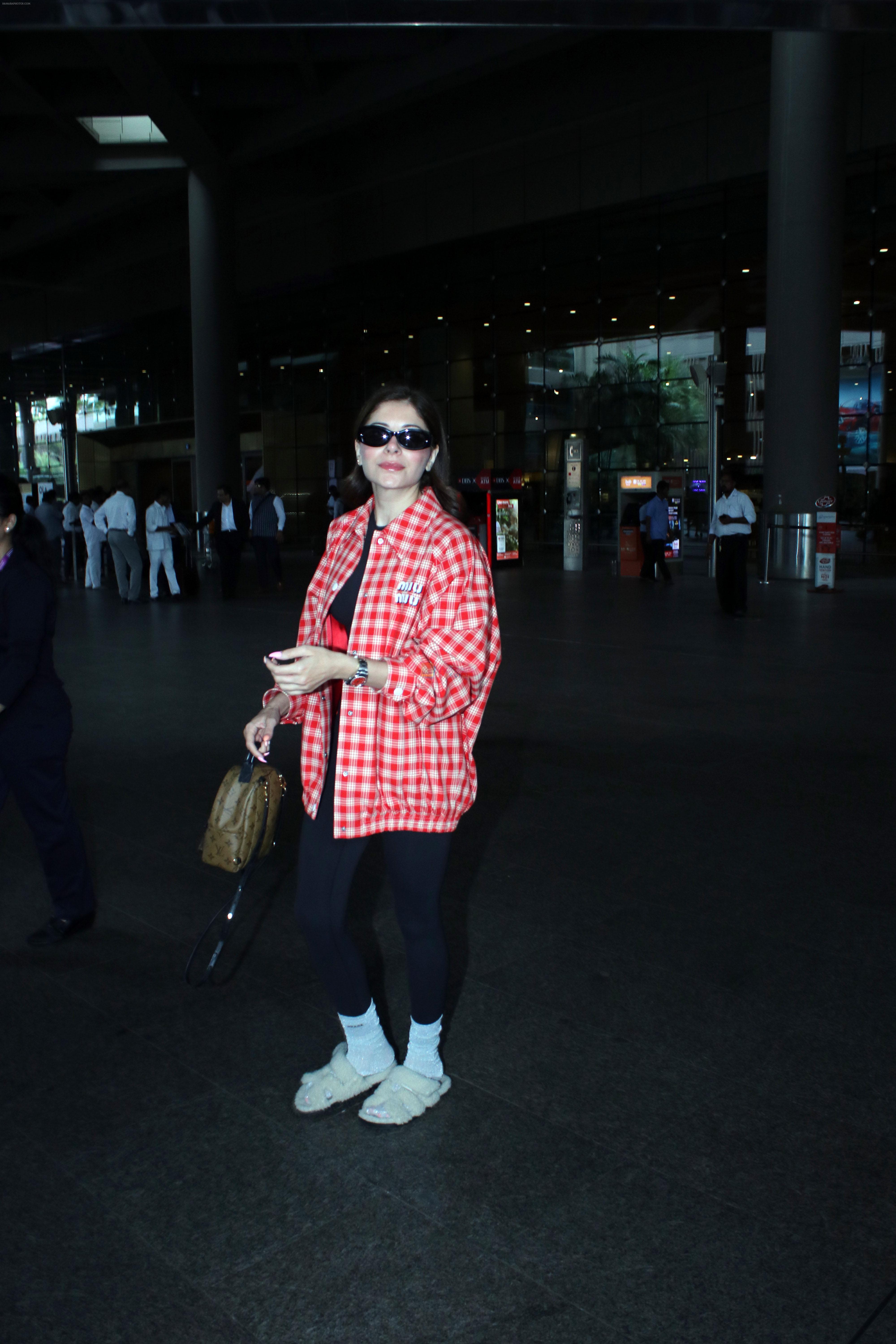 Kanika Kapoor seen at the airport on 7th August 2023