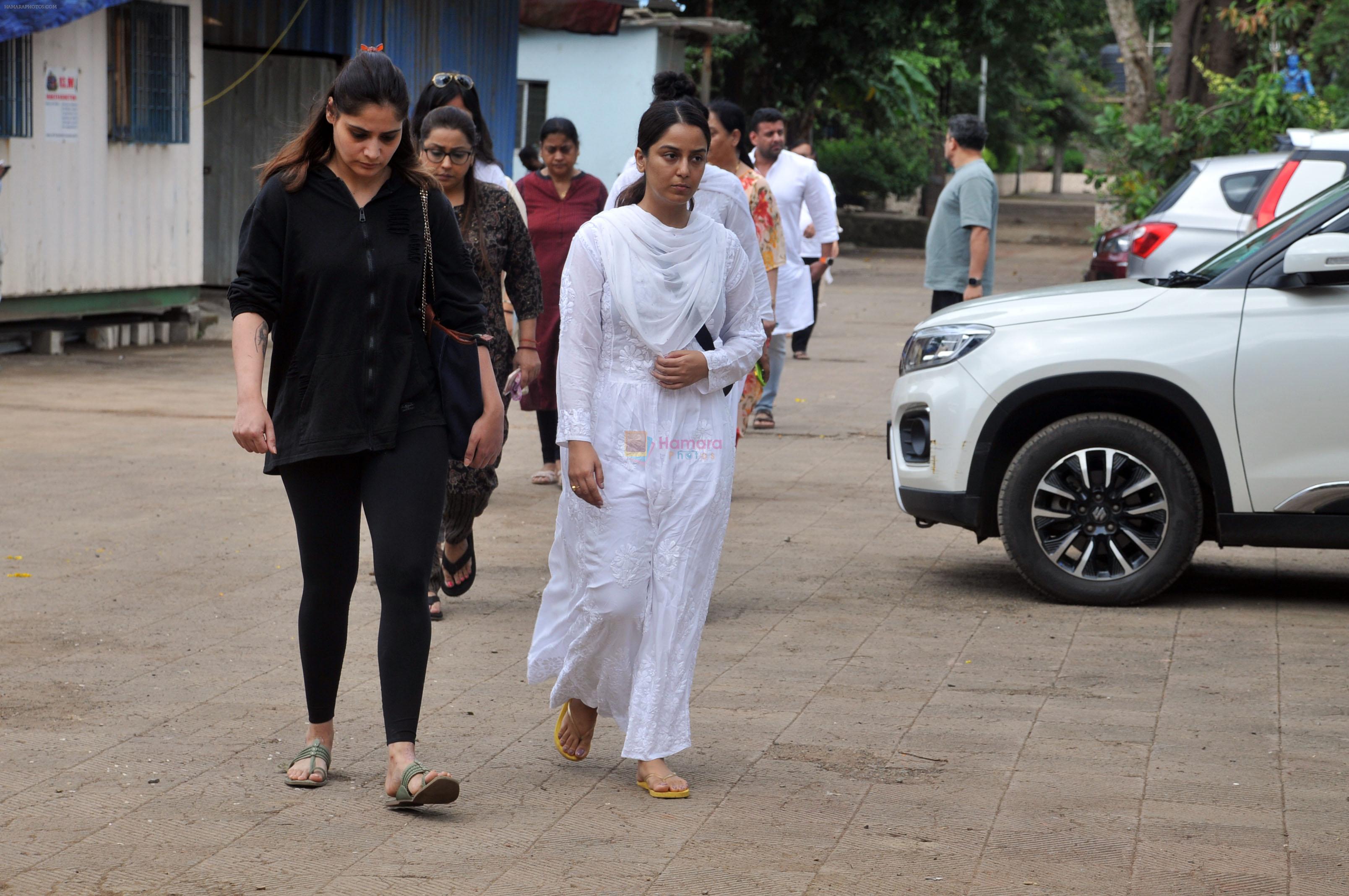 Aarti Singh, Srishty Rode at Shashikant Lokhande Funeral on 13th August 2023