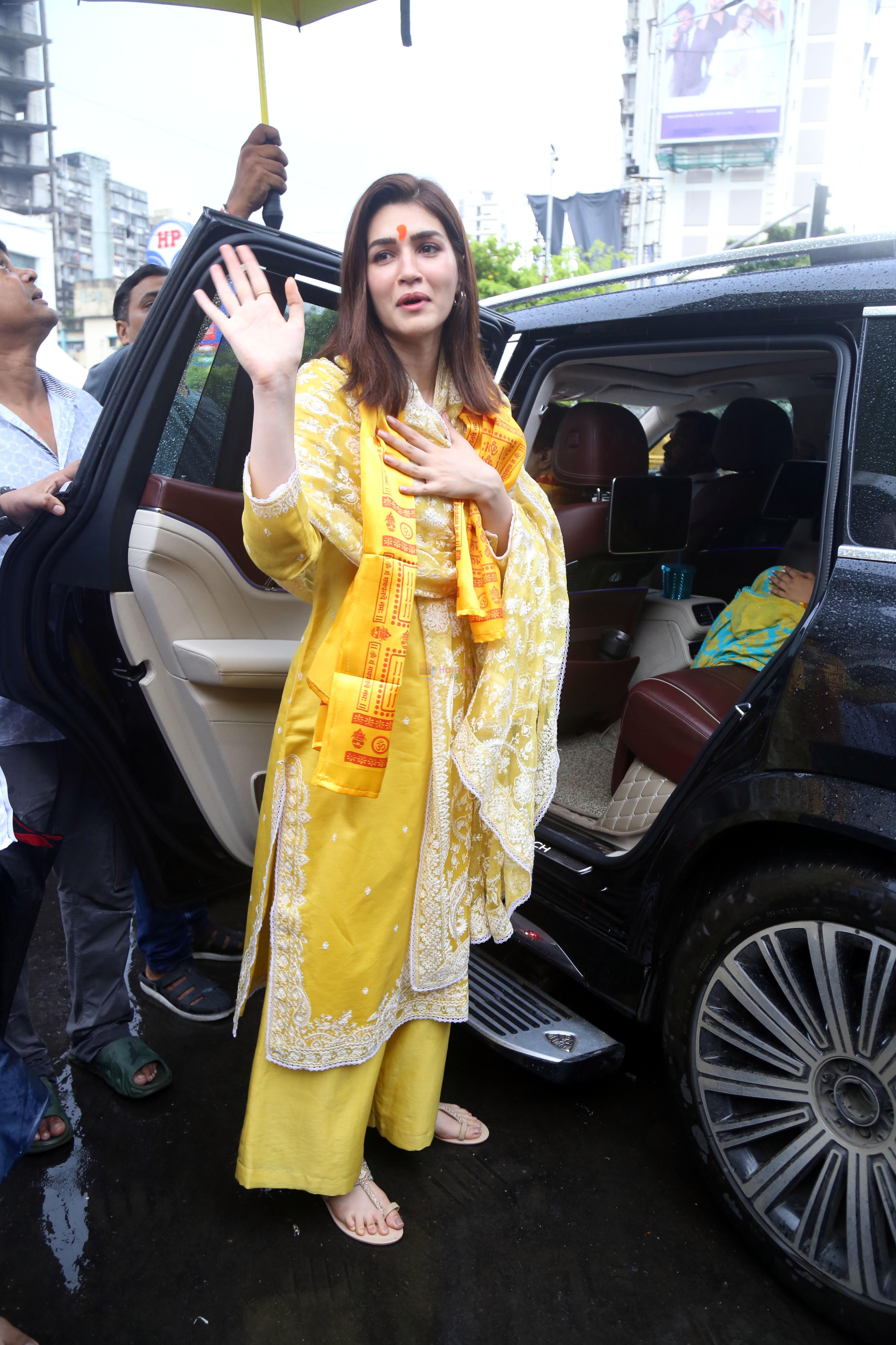 Kriti Sanon at the Siddhivinayak Temple on 26th August 2023