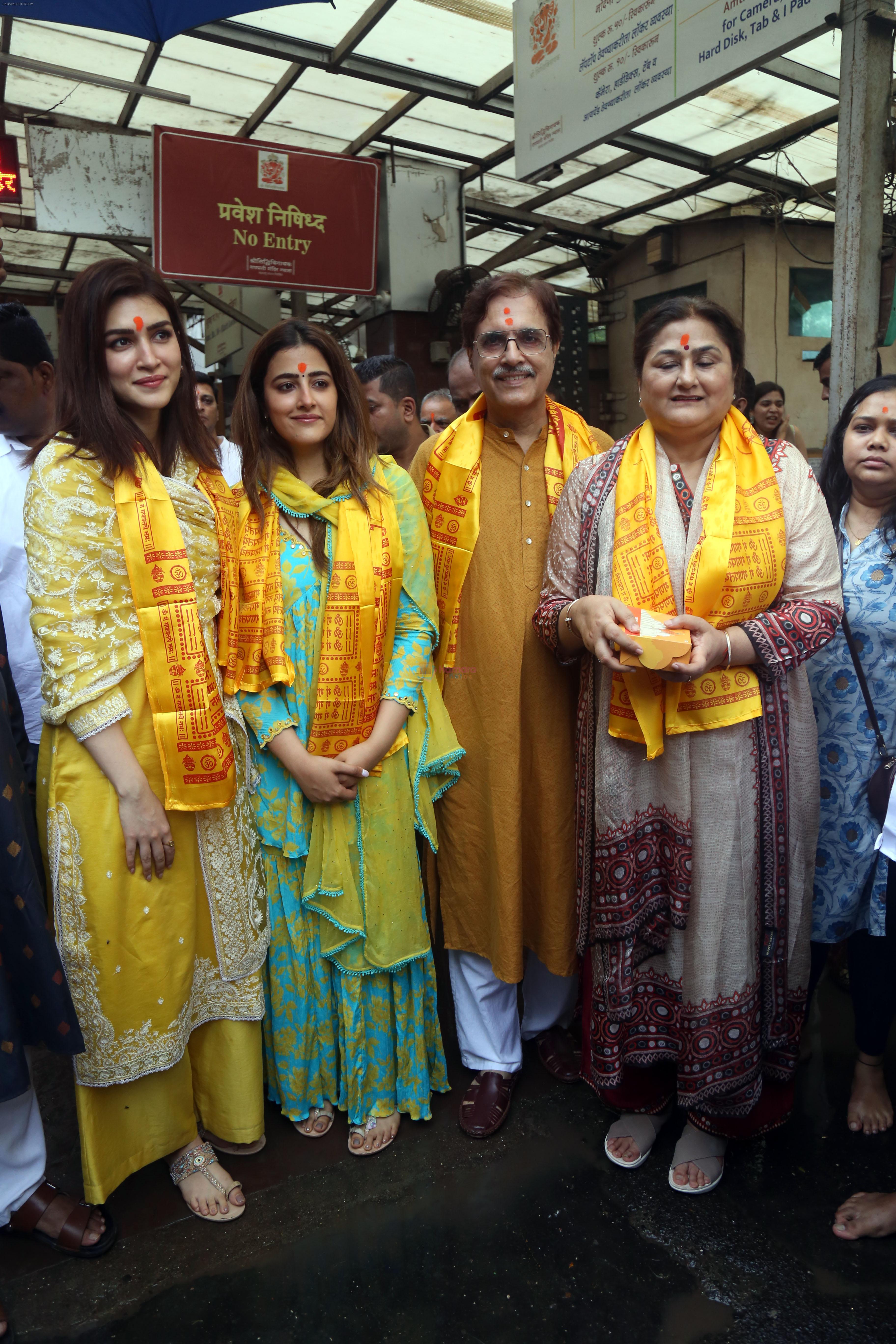 Kriti Sanon, Nupur Sanon, Rahul Sanon, Geeta Sanon at the Siddhivinayak Temple on 26th August 2023