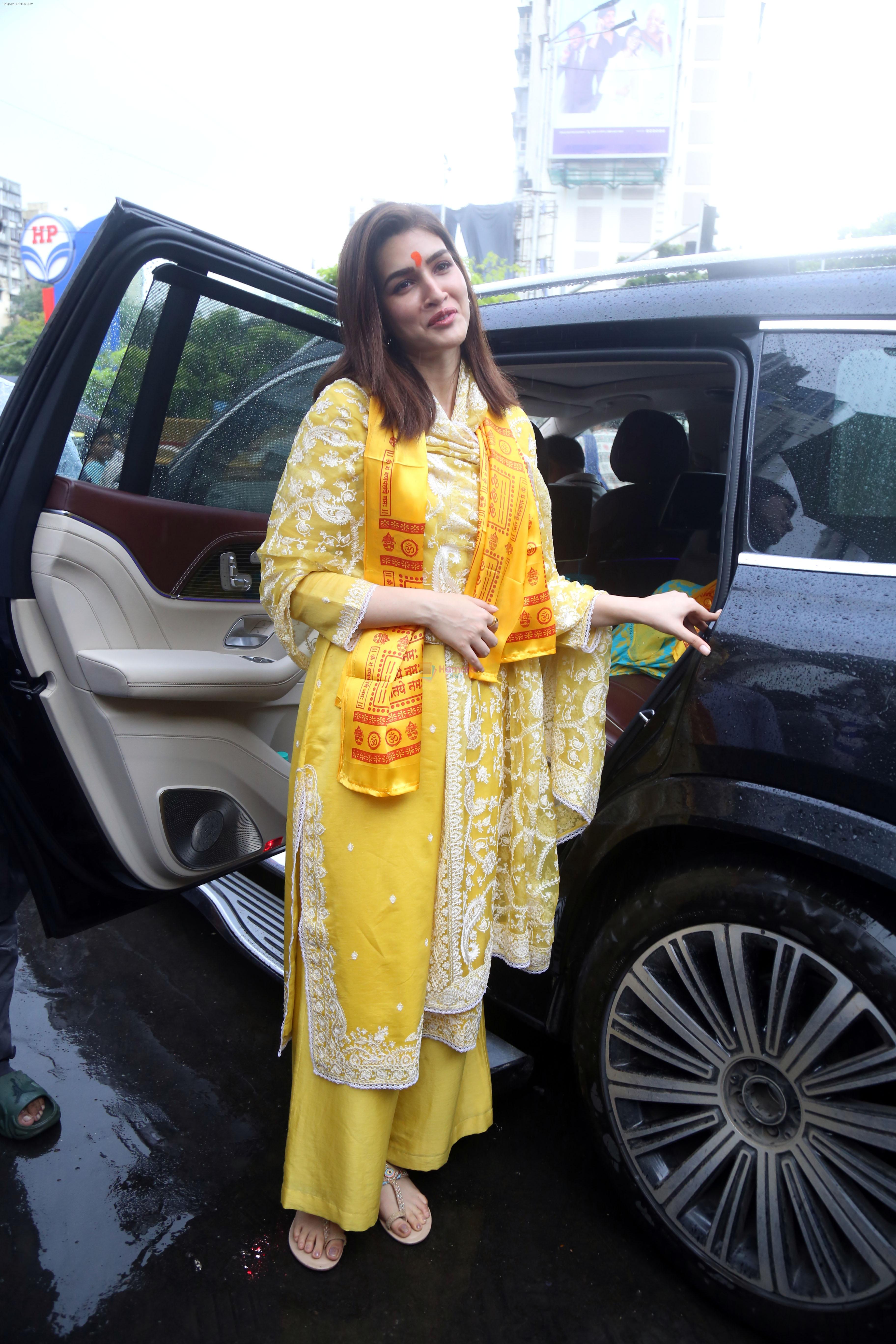 Kriti Sanon at the Siddhivinayak Temple on 26th August 2023