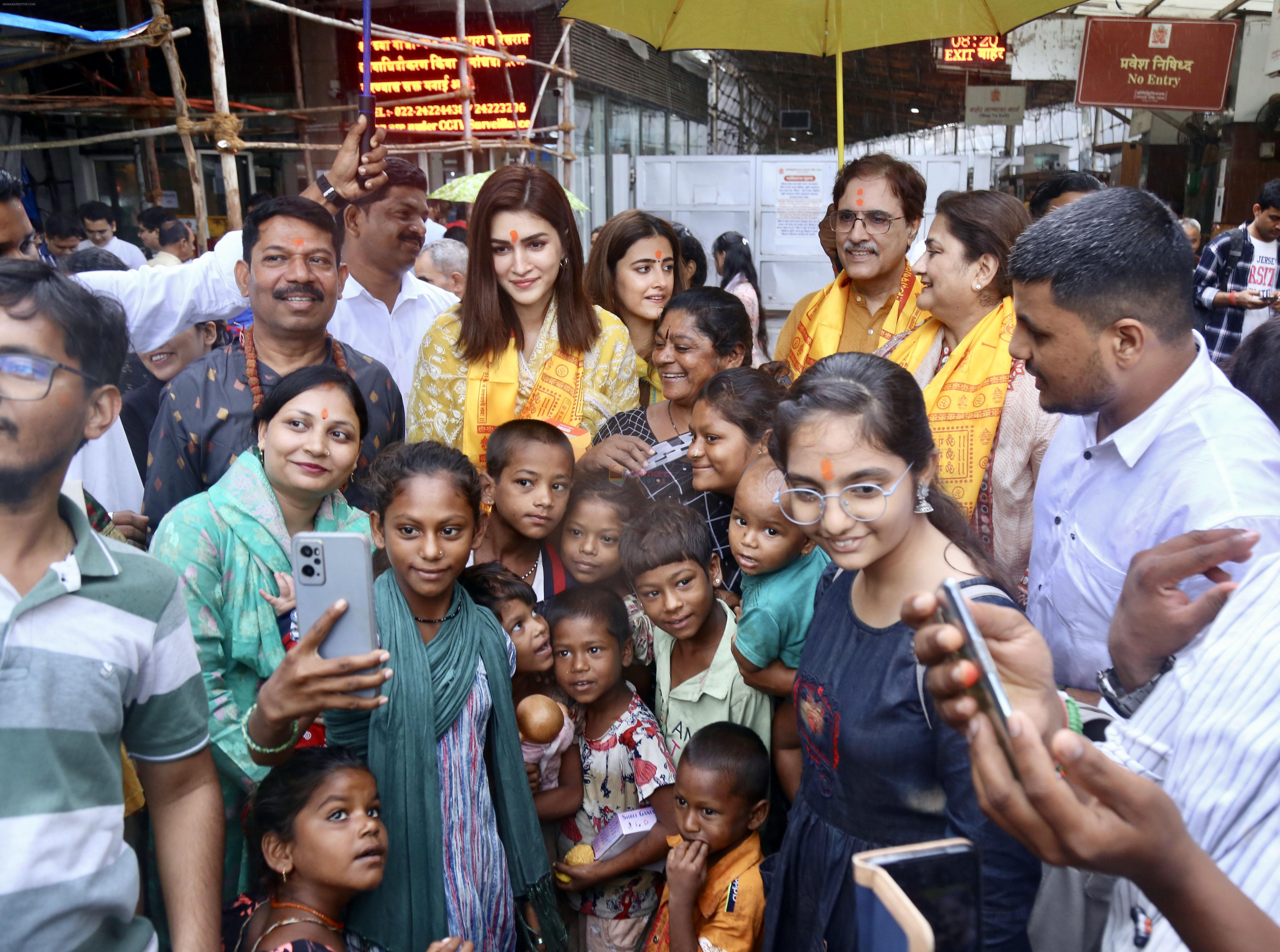 Kriti Sanon, Nupur Sanon, Rahul Sanon, Geeta Sanon at the Siddhivinayak Temple on 26th August 2023