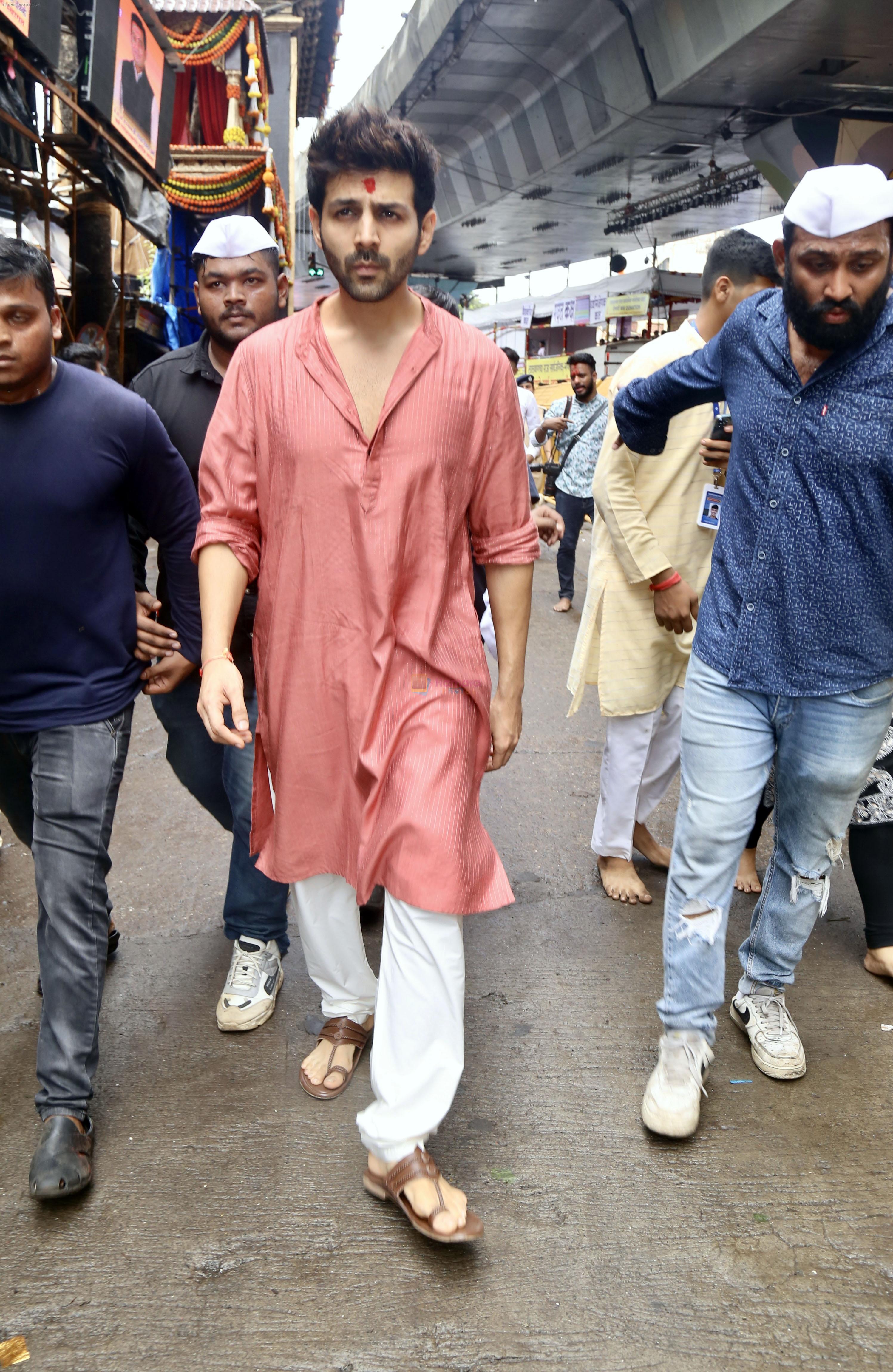 Kartik Aaryan at Lalbaugcha Raja Temple on 19th Sept 2023