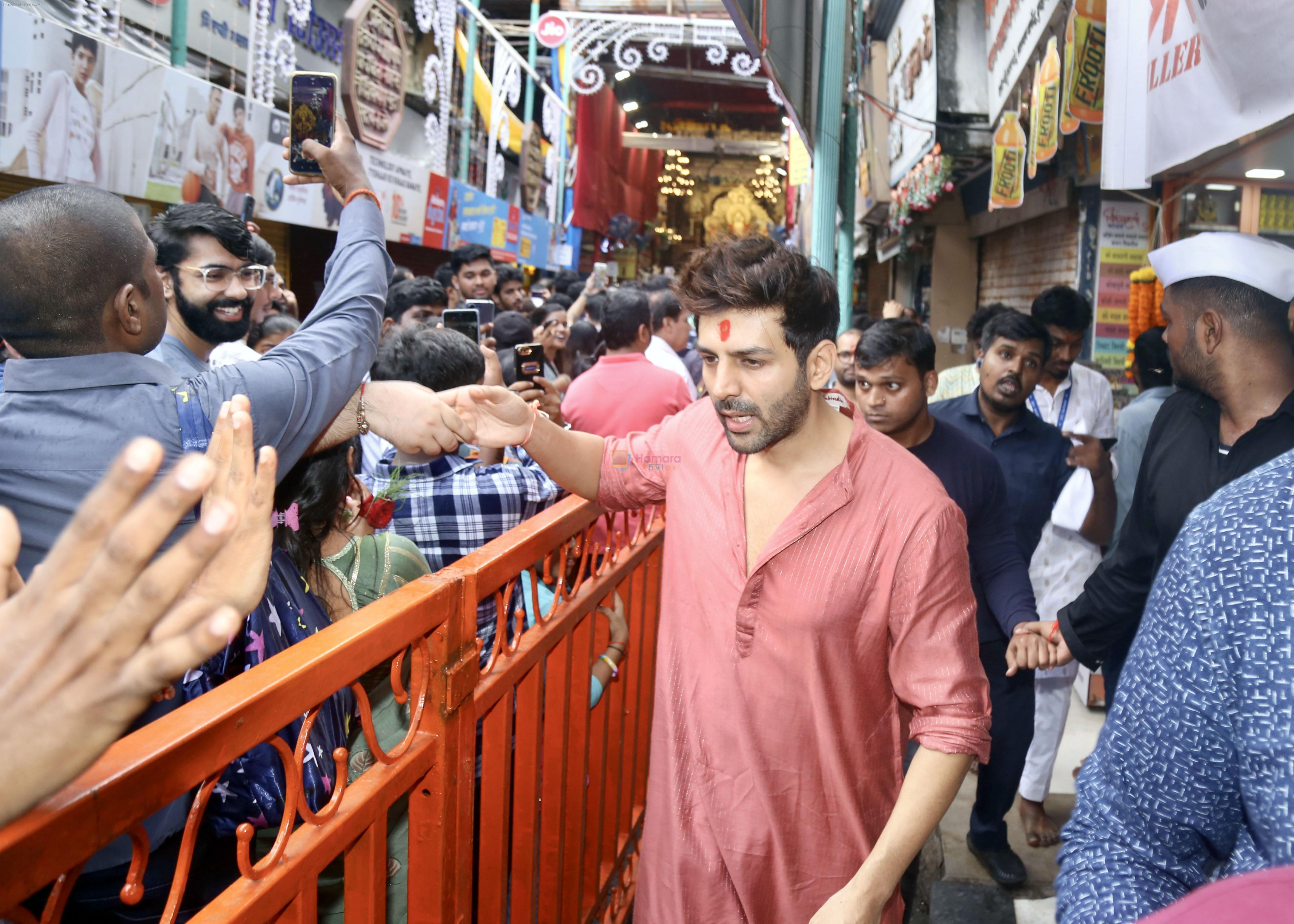 Kartik Aaryan at Lalbaugcha Raja Temple on 19th Sept 2023