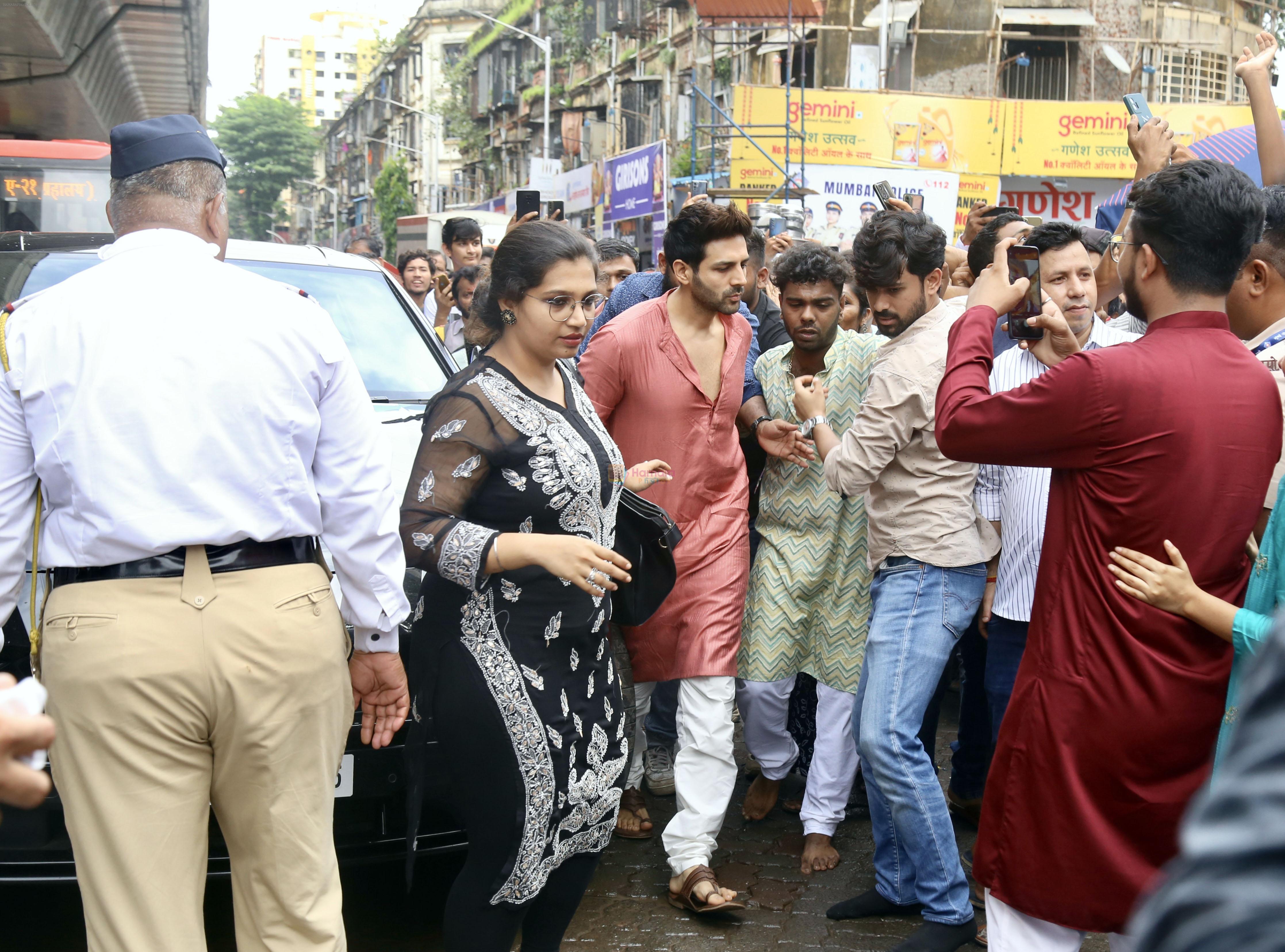 Kartik Aaryan at Lalbaugcha Raja Temple on 19th Sept 2023