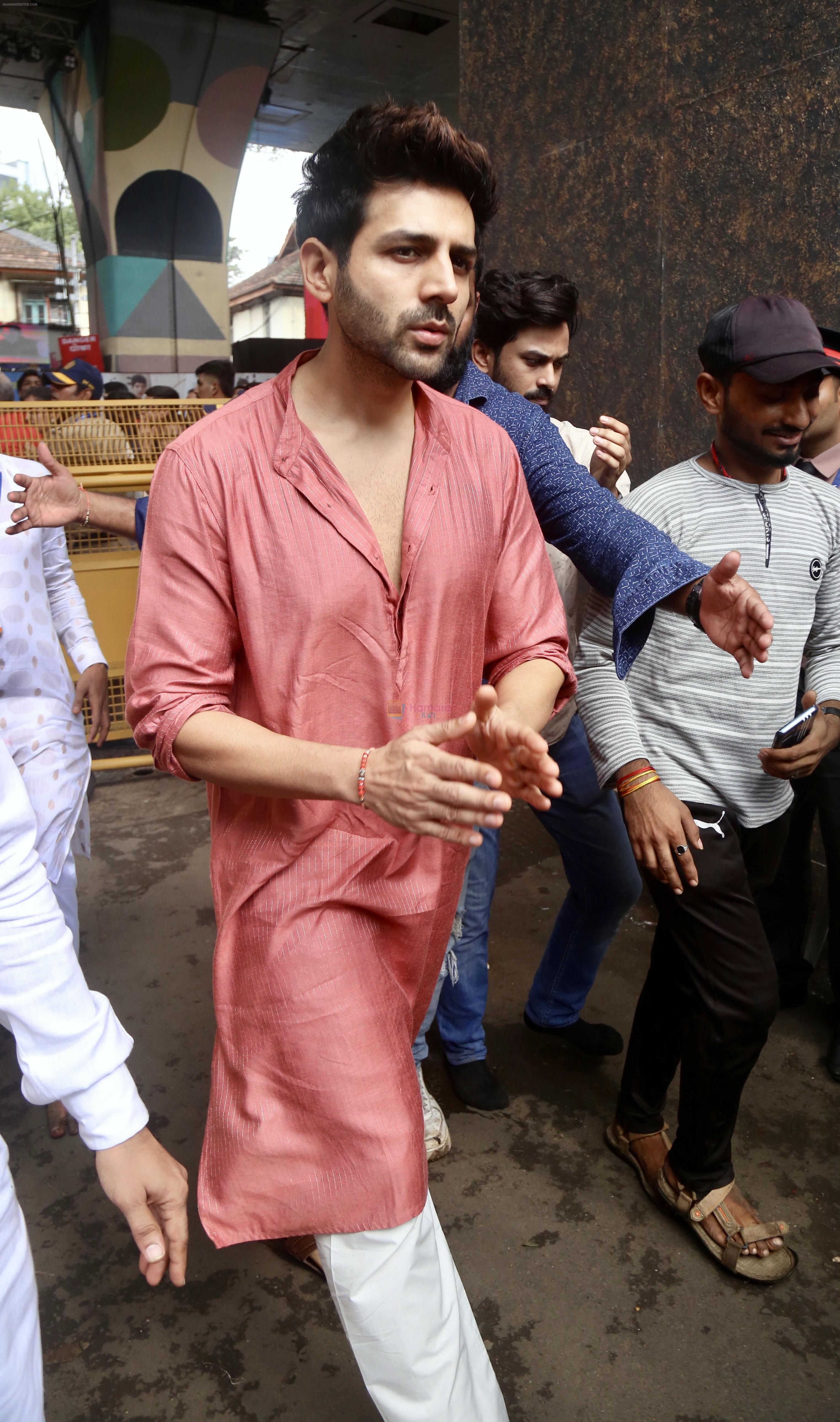 Kartik Aaryan at Lalbaugcha Raja Temple on 19th Sept 2023