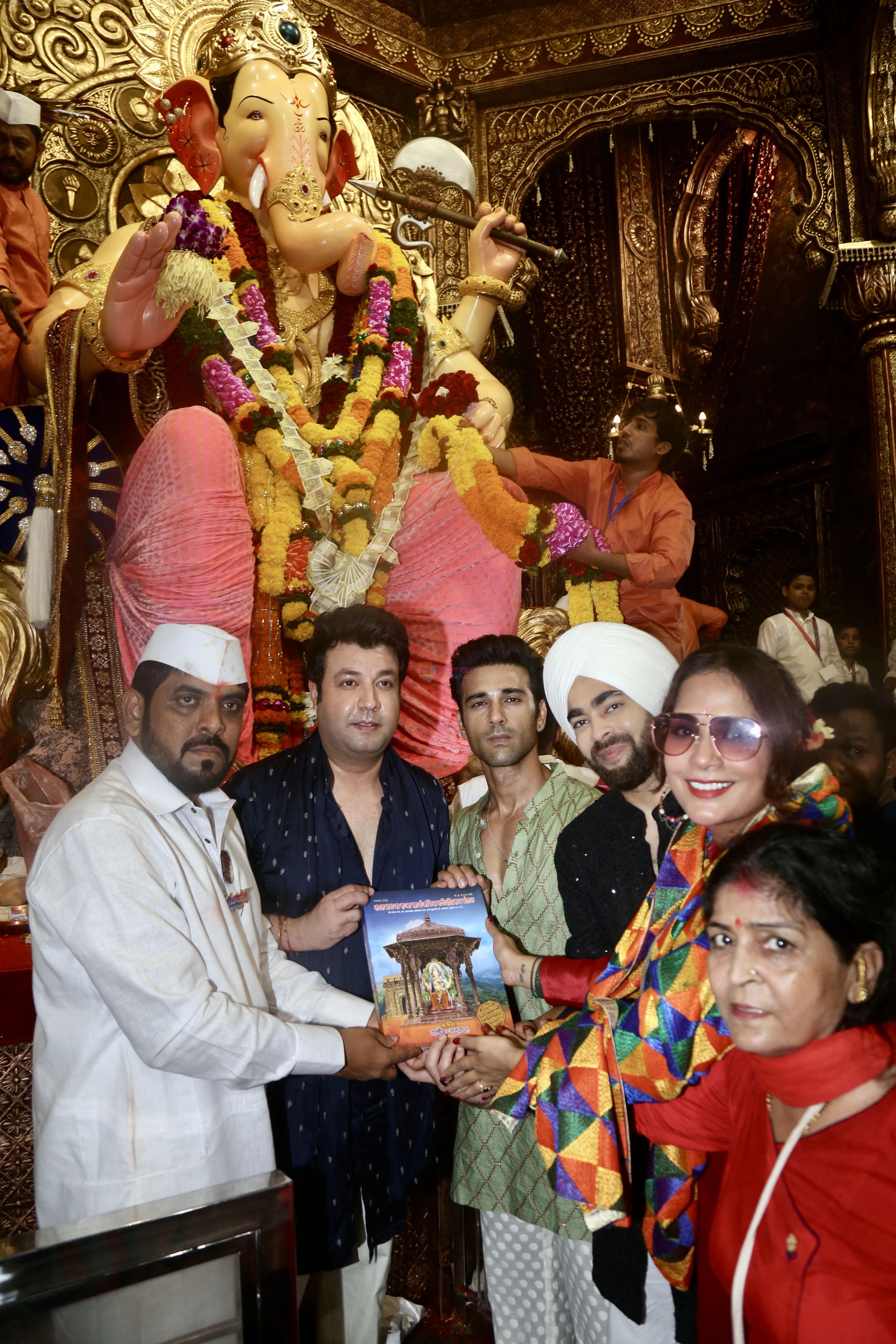 Manjot Singh, Pulkit Samrat, Richa Chadha, Varun Sharma at Lalbaugcha Raja Temple on 19th Sept 2023