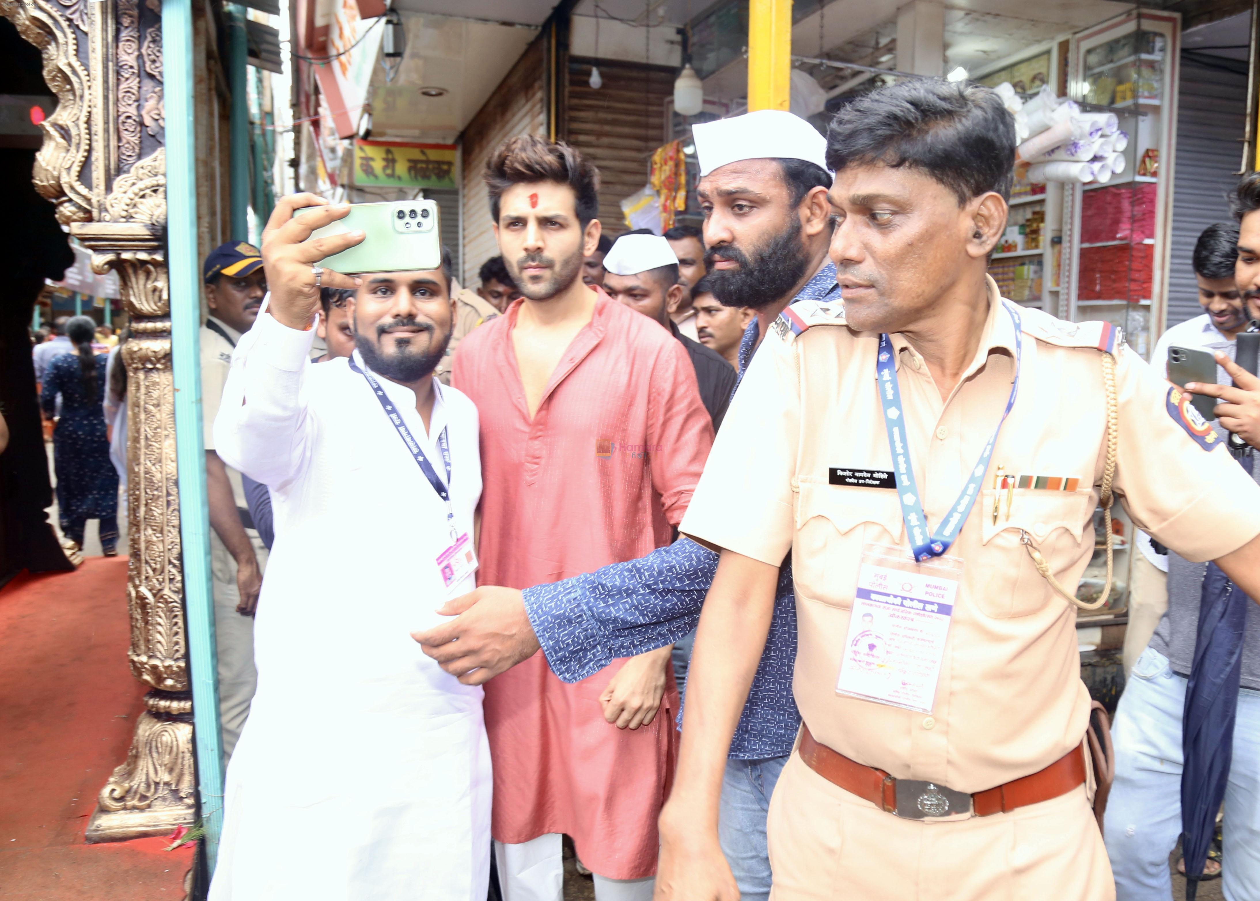 Kartik Aaryan at Lalbaugcha Raja Temple on 19th Sept 2023