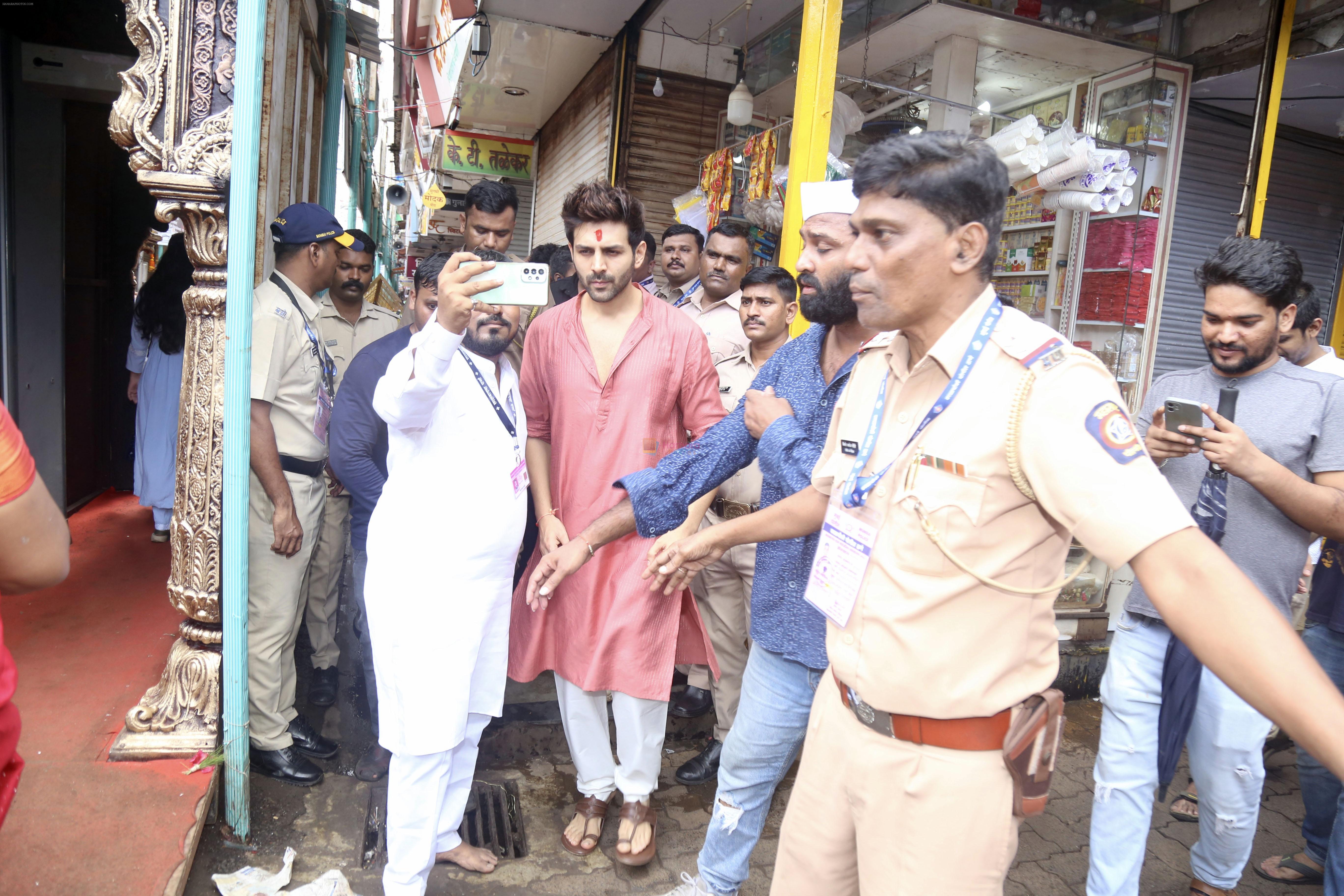 Kartik Aaryan at Lalbaugcha Raja Temple on 19th Sept 2023