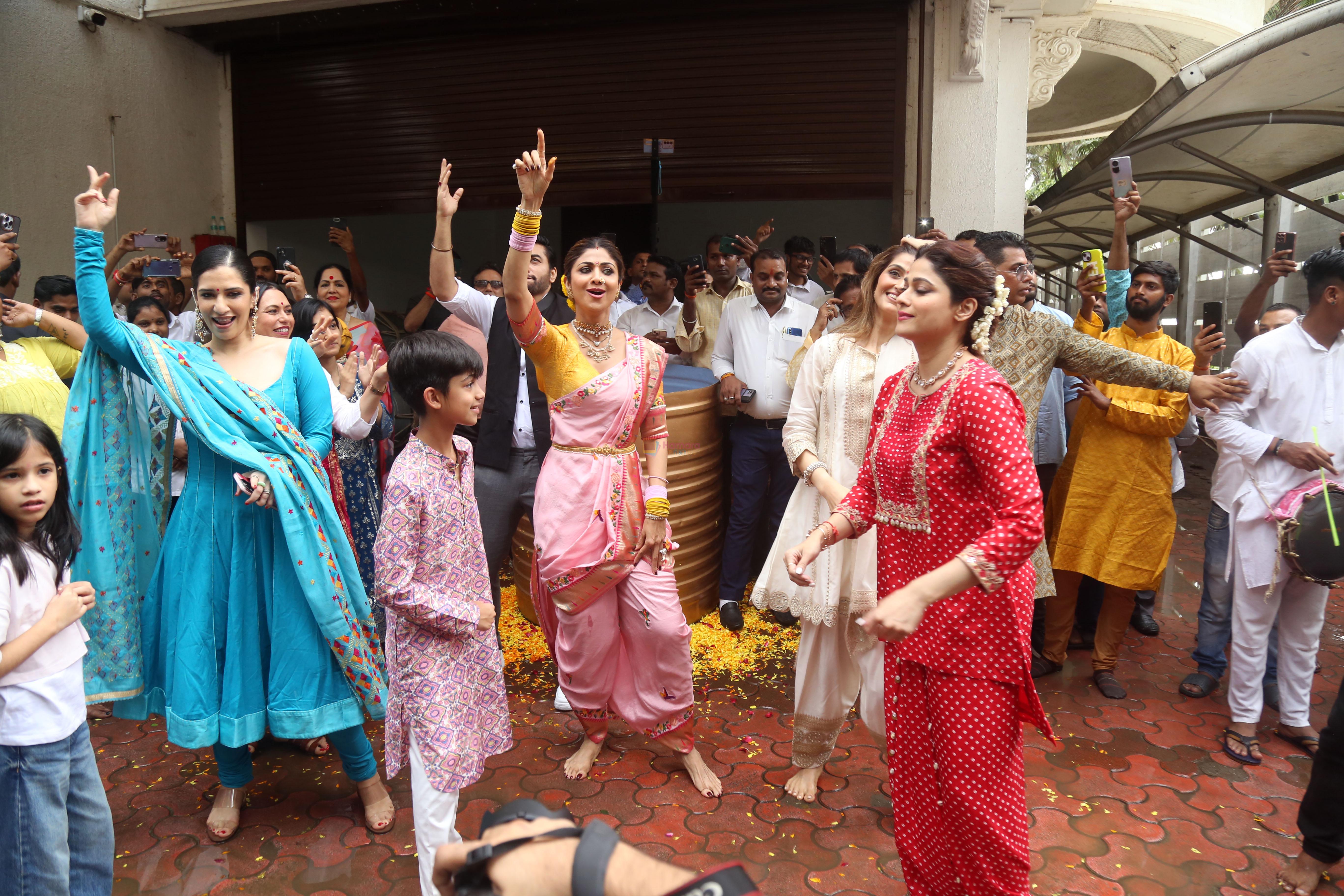 Akanksha Malhotra, Shamita Shetty, Shilpa Shetty, Sunanda Shetty at Ganpati Visarjan on 20th Sept 2023