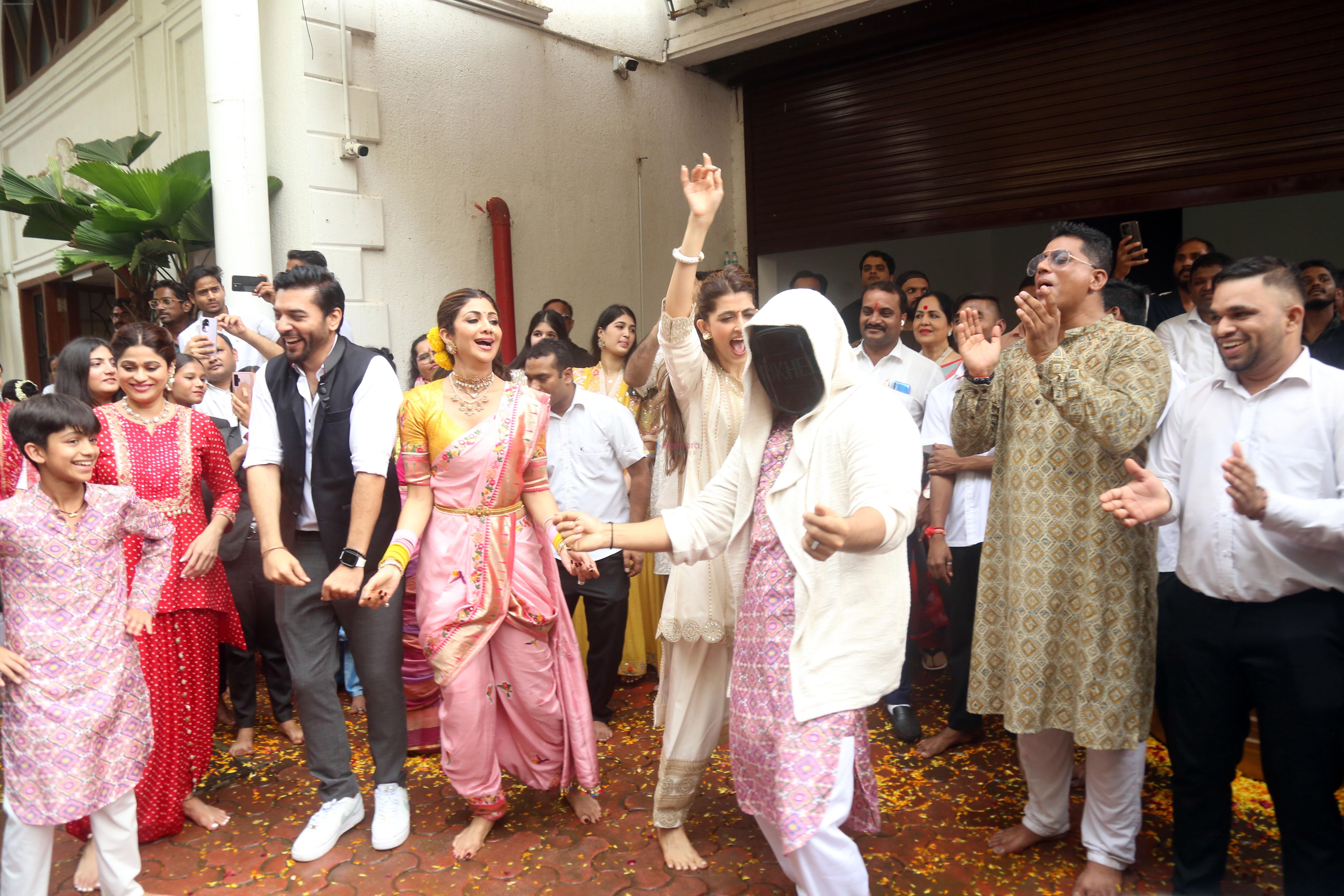 Akanksha Malhotra, Chaitanya Choudhry, Shamita Shetty, Shilpa Shetty, Sunanda Shetty, Vivaan Raj Kundra at Ganpati Visarjan on 20th Sept 2023