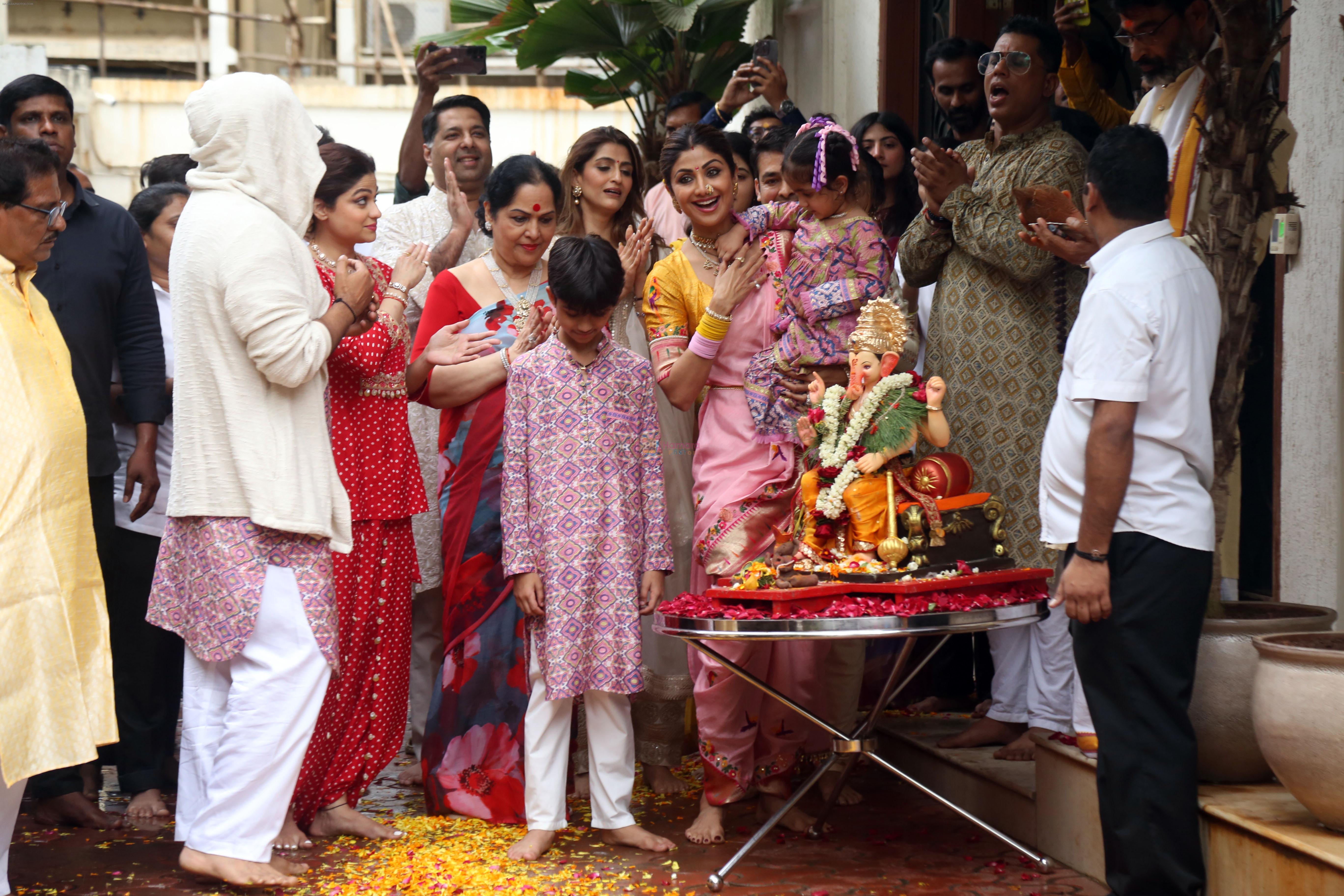 Akanksha Malhotra, Shamita Shetty, Shilpa Shetty, Sunanda Shetty at Ganpati Visarjan on 20th Sept 2023