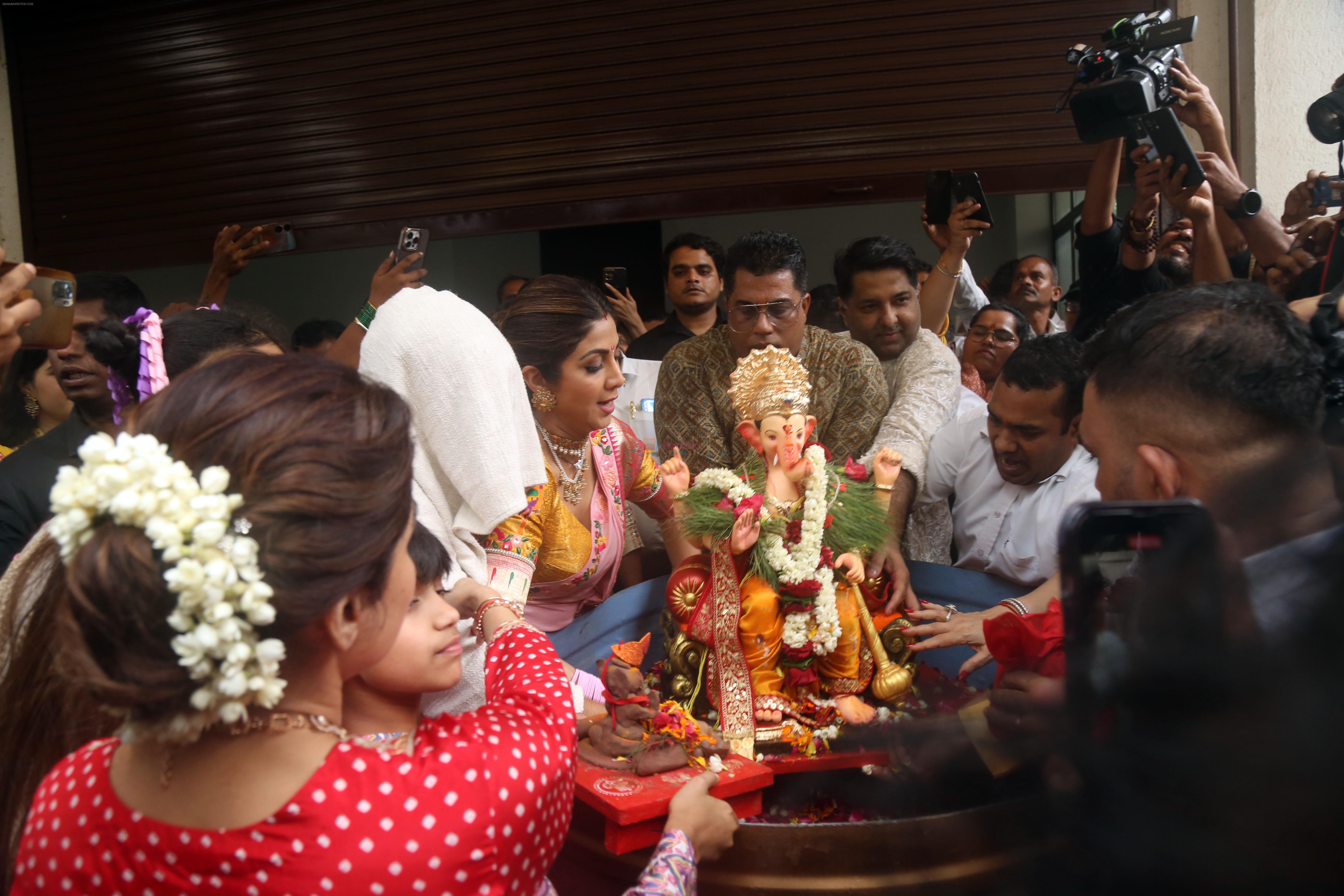 Raj Kundra, Shilpa Shetty at Ganpati Visarjan on 20th Sept 2023