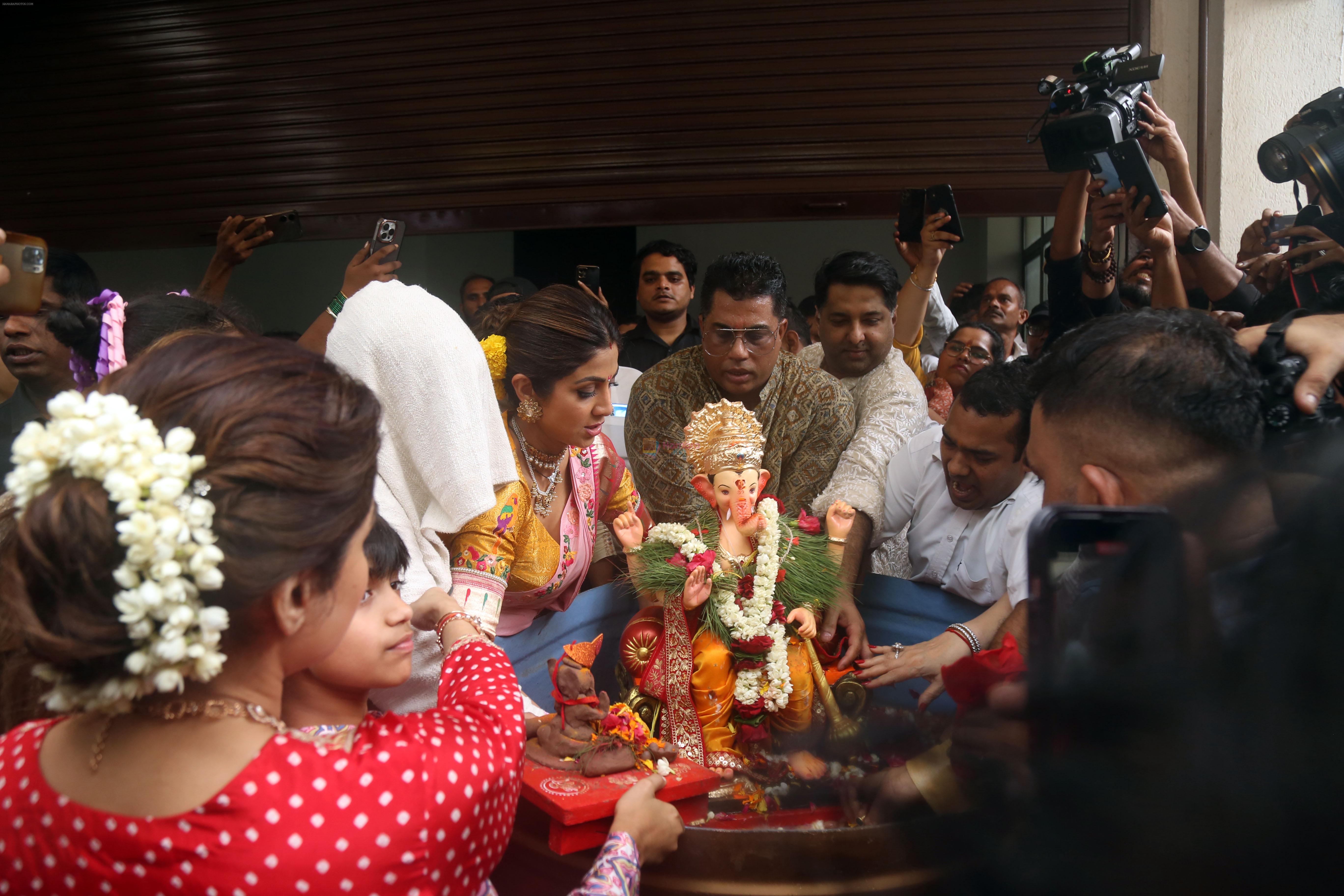 Raj Kundra, Shilpa Shetty at Ganpati Visarjan on 20th Sept 2023