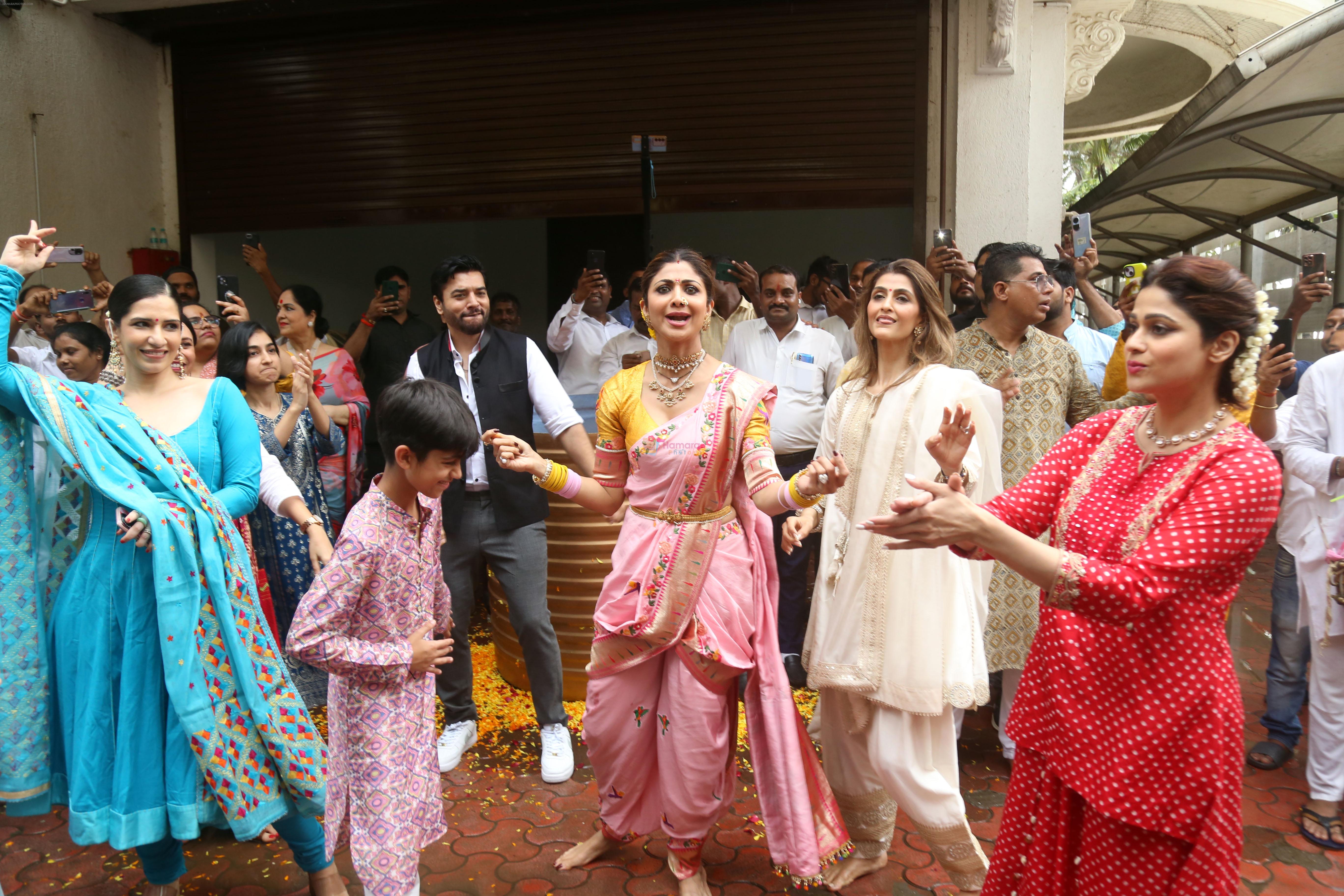 Akanksha Malhotra, Chaitanya Choudhry, Shamita Shetty, Shilpa Shetty, Sonal Joshi, Sunanda Shetty, Vivaan Raj Kundra at Ganpati Visarjan on 20th Sept 2023