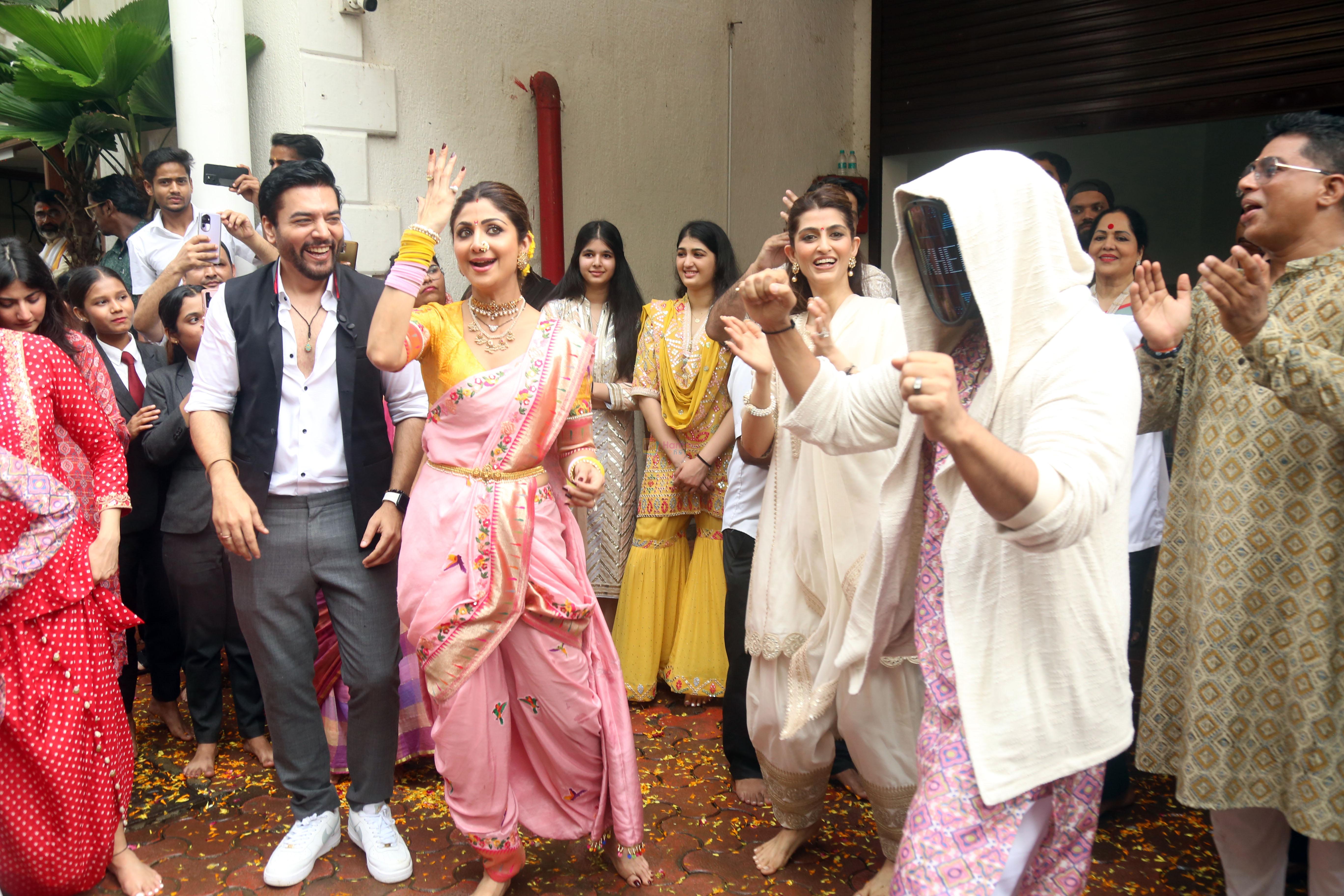 Akanksha Malhotra, Chaitanya Choudhry, Shilpa Shetty, Sunanda Shetty at Ganpati Visarjan on 20th Sept 2023