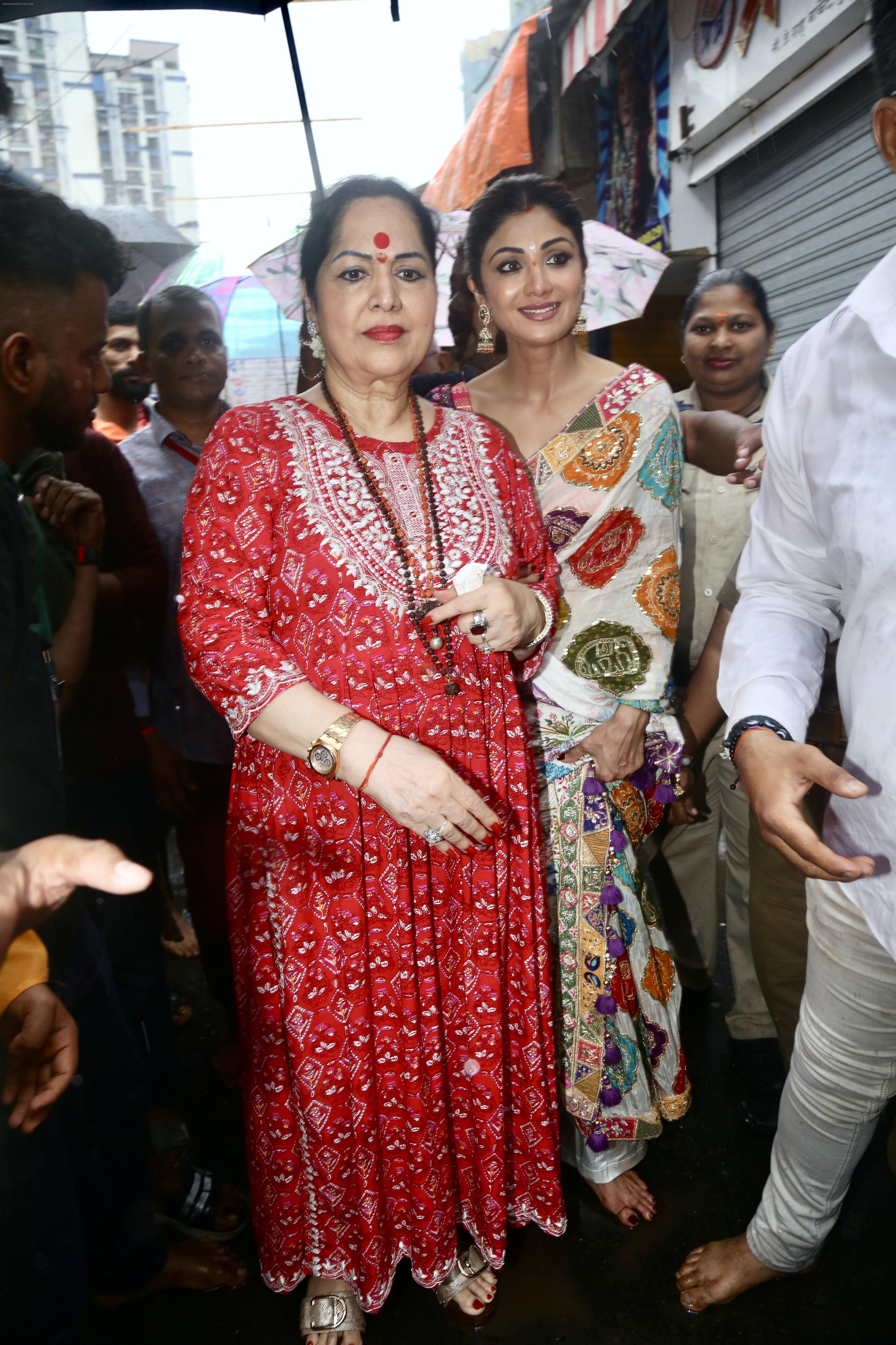 Shilpa Shetty, Sunanda Shetty visits Lalbaugcha Raja temple on 22nd Sept 2023