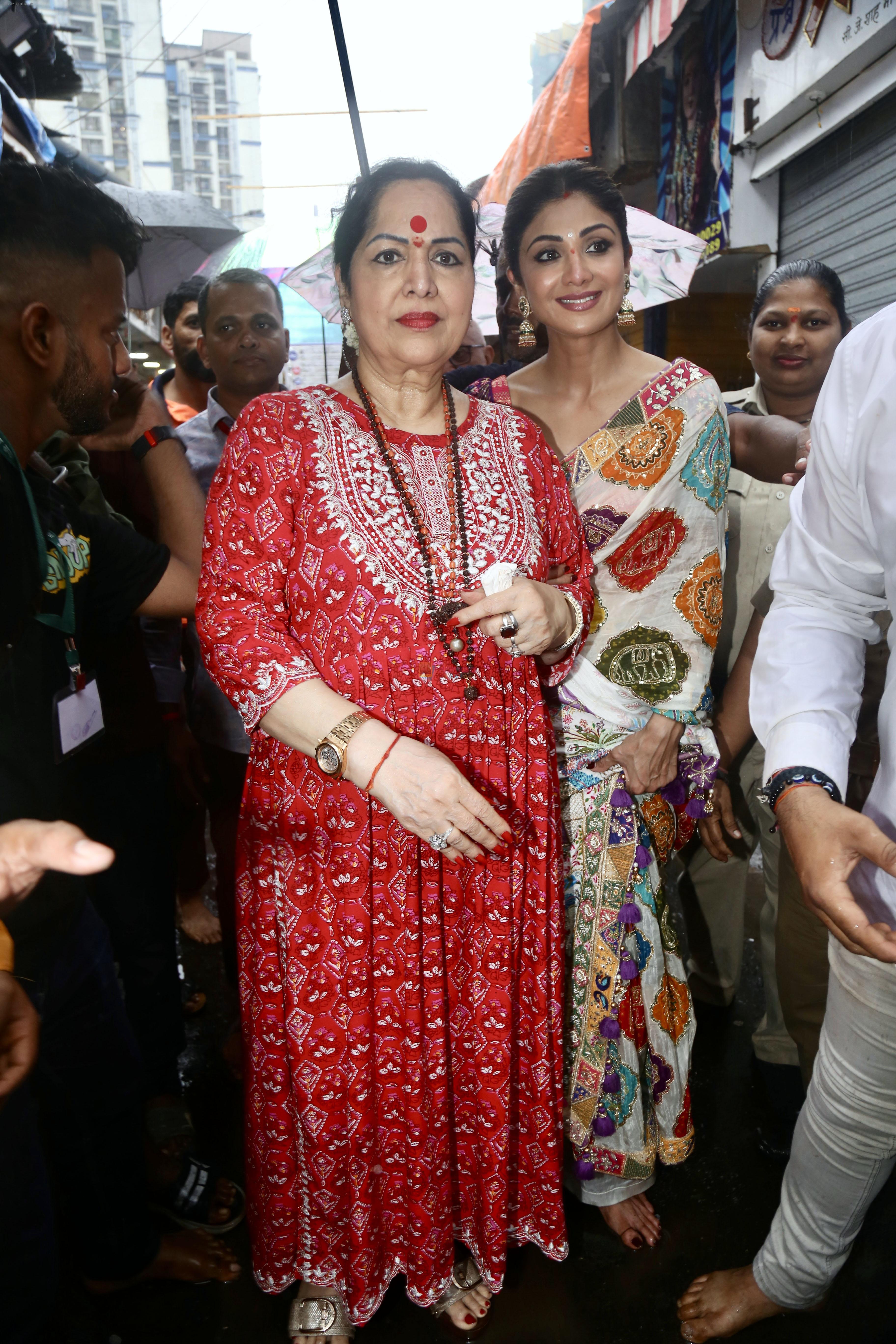 Shilpa Shetty, Sunanda Shetty visits Lalbaugcha Raja temple on 22nd Sept 2023