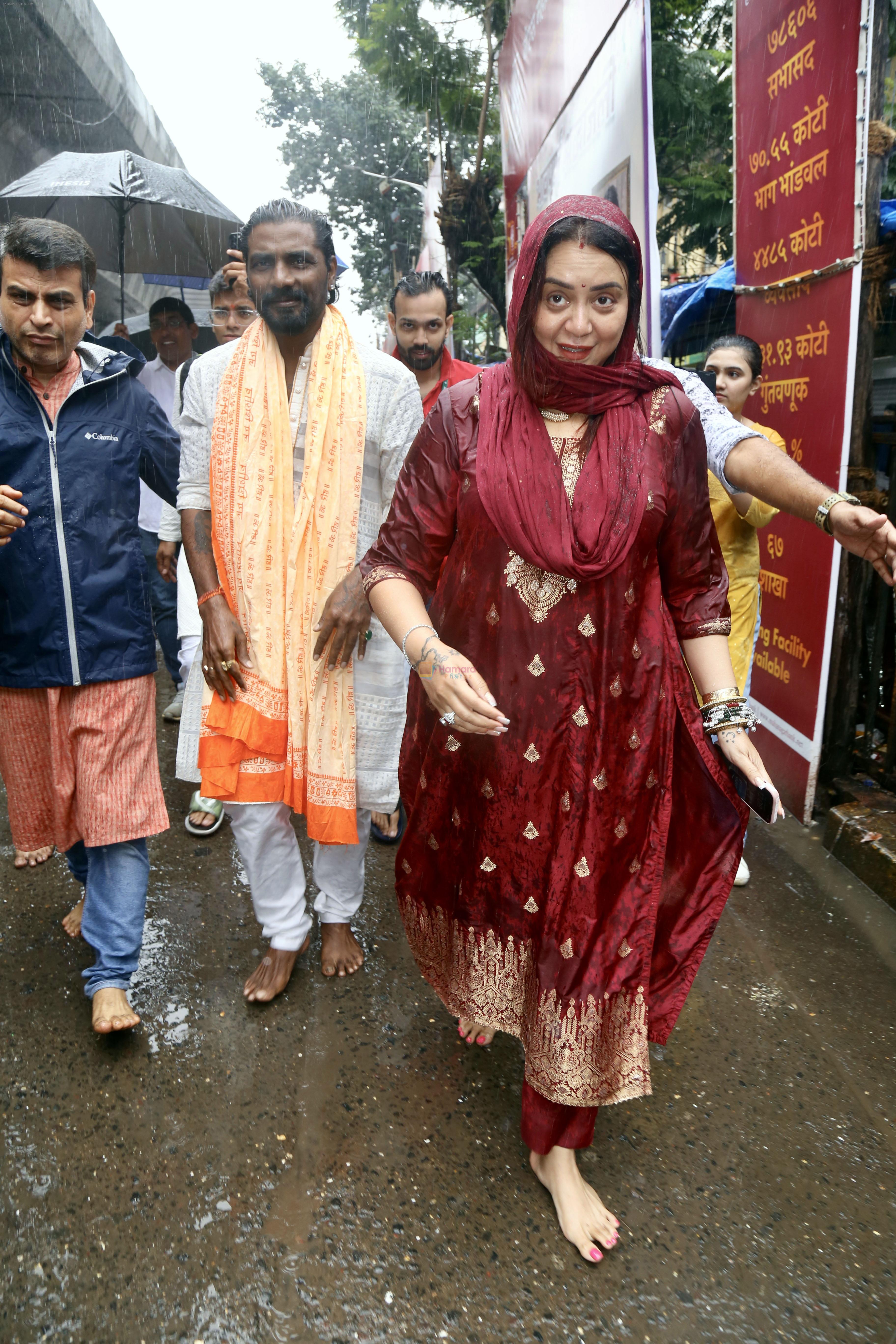 Remo DSouza, Lizelle DSouza visits Lalbaugcha Raja temple on 22nd Sept 2023