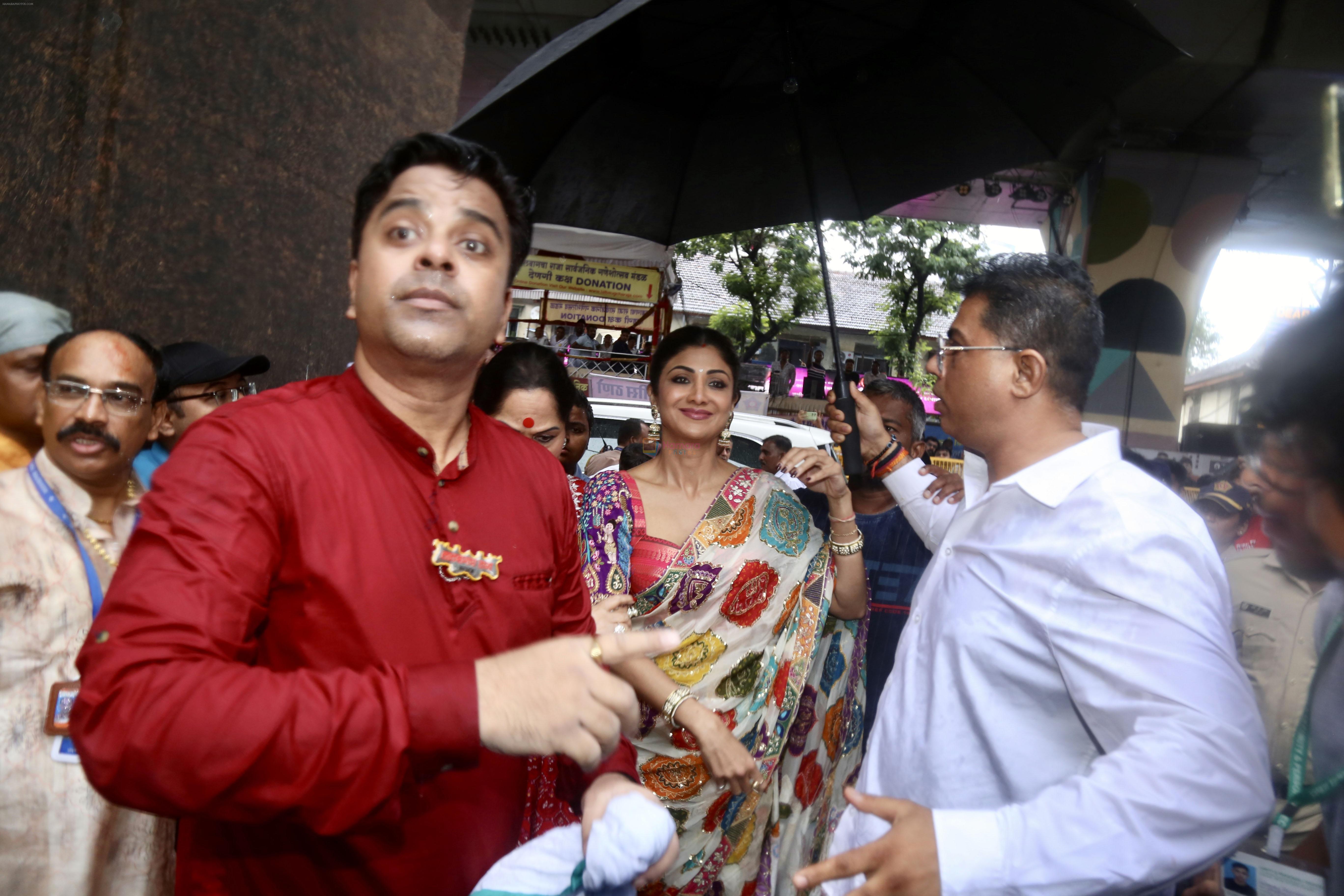 Shilpa Shetty, Sunanda Shetty visits Lalbaugcha Raja temple on 22nd Sept 2023