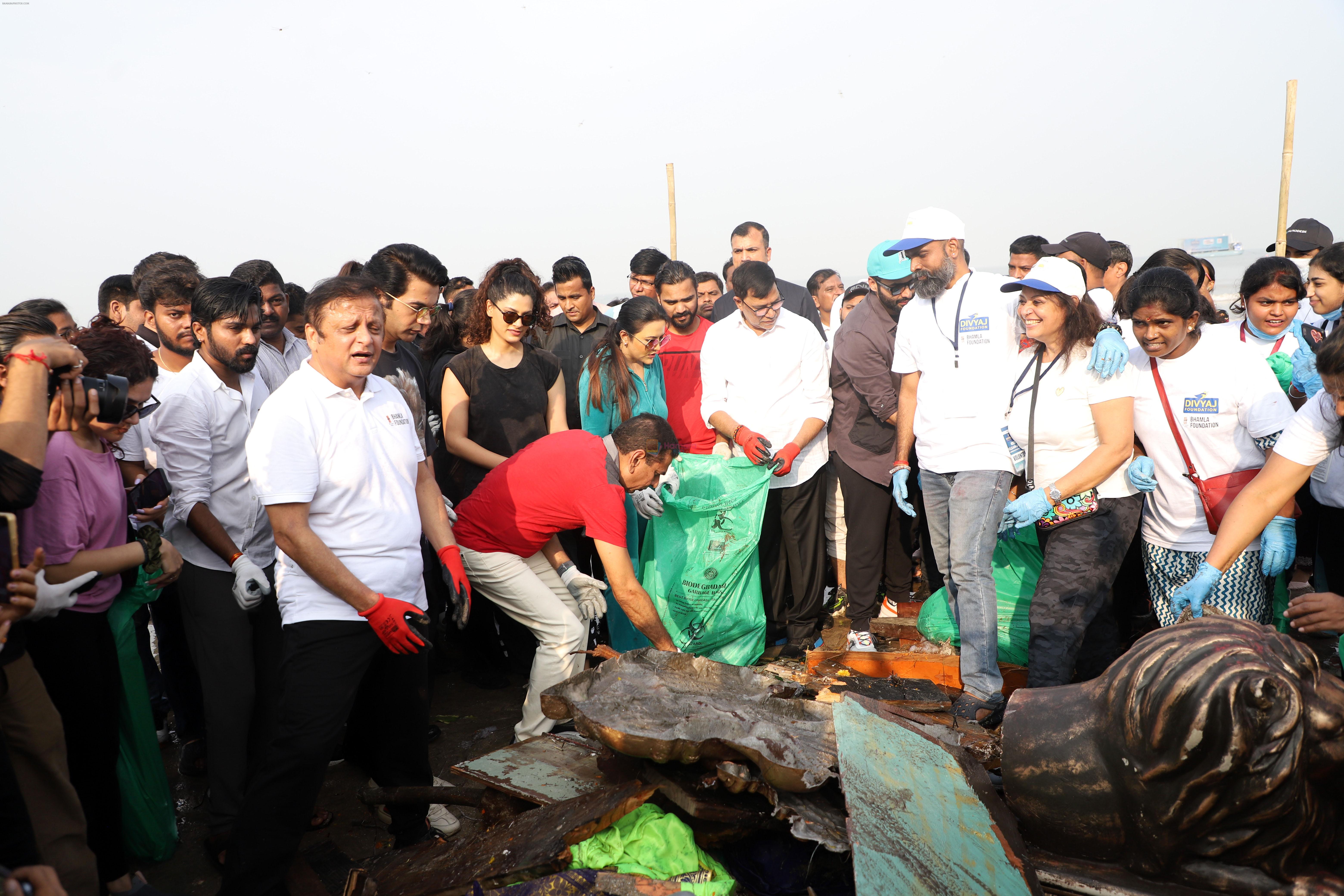 Amruta Fadnavis, Asif Bhamla, Jackky Bhagnani, Rajkummar Rao, Saiyami Kher at Clean-A-Thon 2.0 Beach Clean Up Drive on 29th Sept 2023