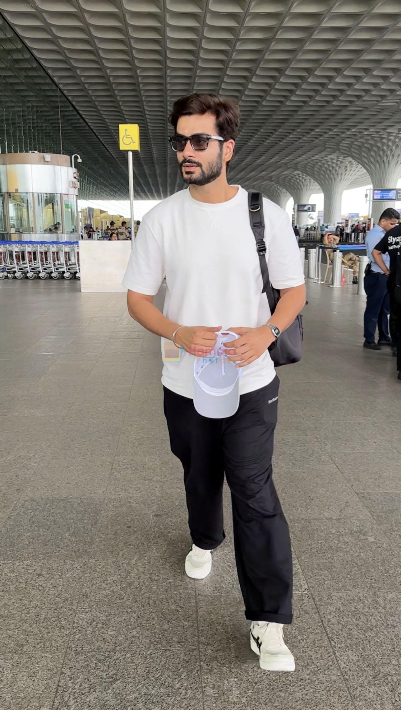 Sunny Kaushal Spotted At Airport Departure on 29th Sept 2023
