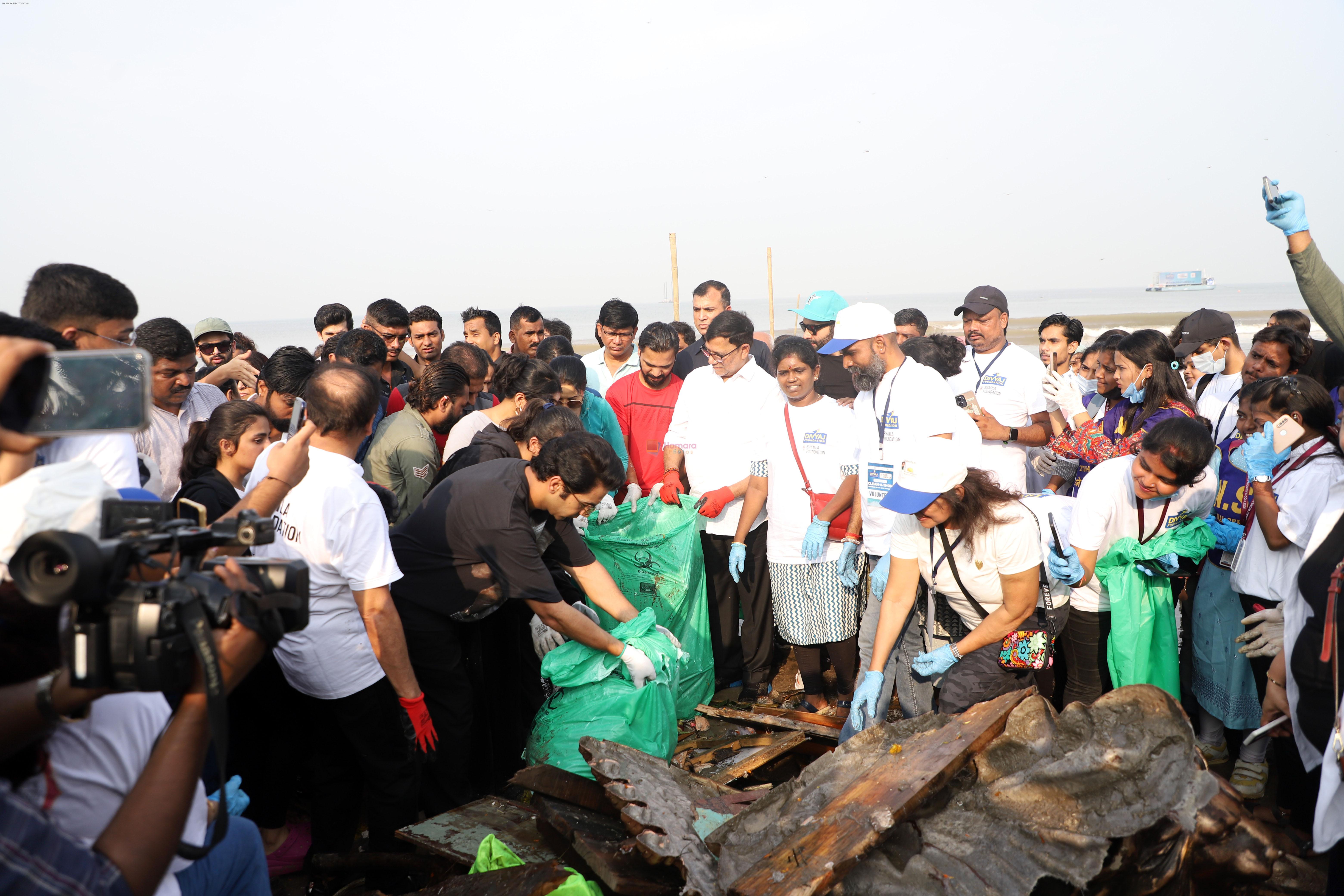 Amruta Fadnavis, Asif Bhamla, Jackky Bhagnani, Rajkummar Rao at Clean-A-Thon 2.0 Beach Clean Up Drive on 29th Sept 2023