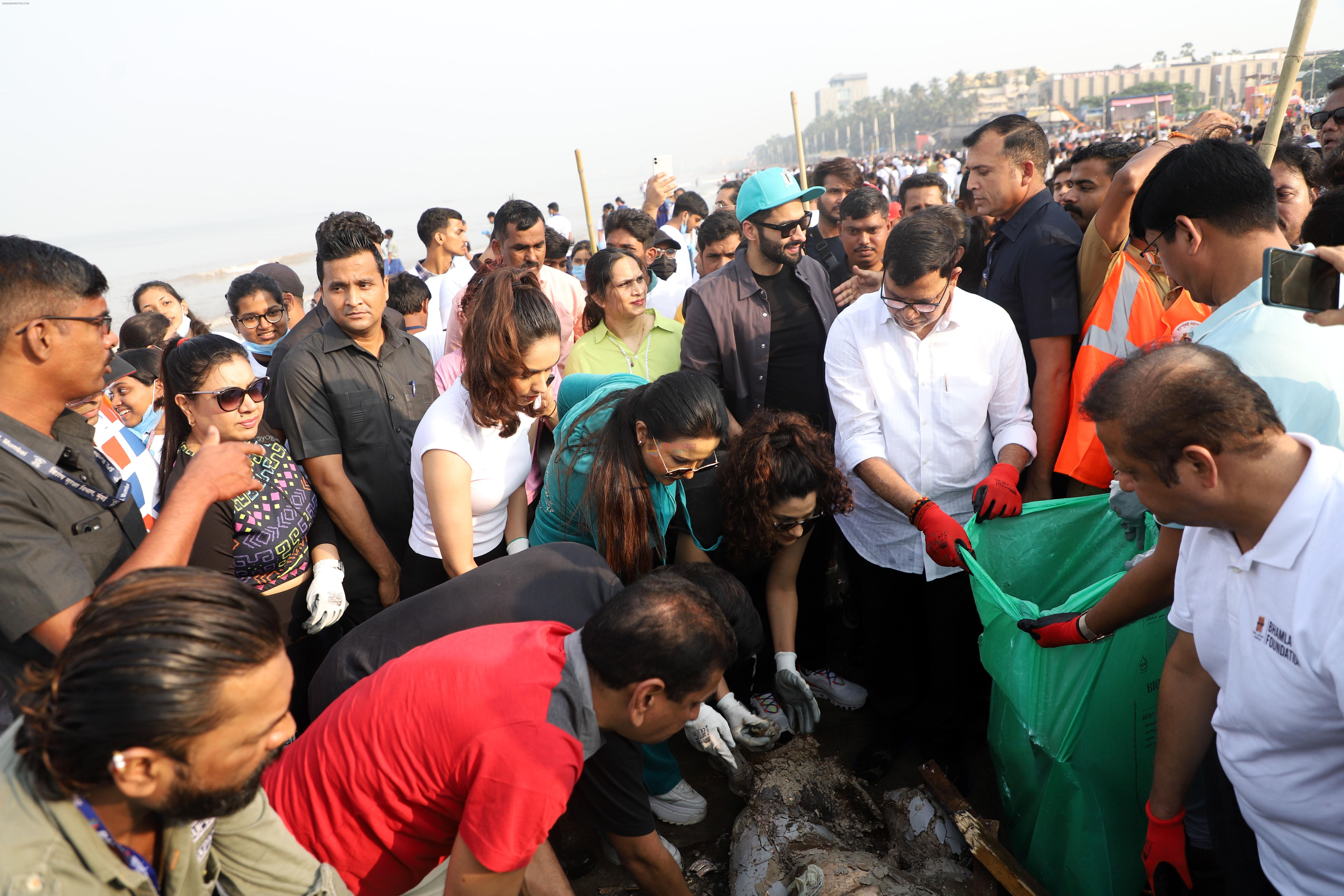 Amruta Fadnavis, Asif Bhamla, Manushi Chhillar, Saiyami Kher at Clean-A-Thon 2.0 Beach Clean Up Drive on 29th Sept 2023