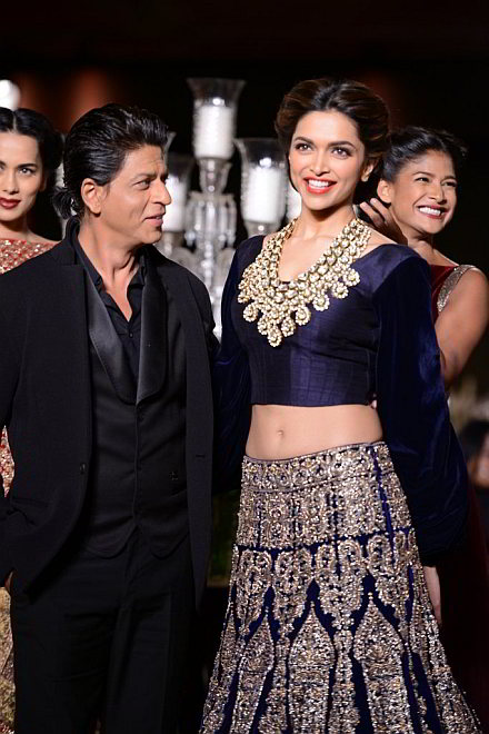 Shahrukh-Khan-Deepika-Padukone-walks-for-Manish-Malhotra-at-Delhi-Couture-Week-2013