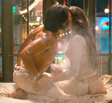 Ranveer Singh and Deepika Padukone Lip Lock Scene in Ramleela