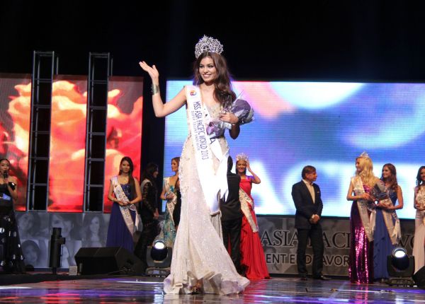 Srishti Rana crowned as Miss Asia Pacific World 2013