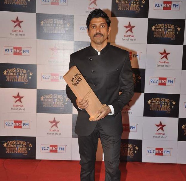 Farhan Akhtar bags the Best Actor award at the Big Star Entertainment Awards-2013