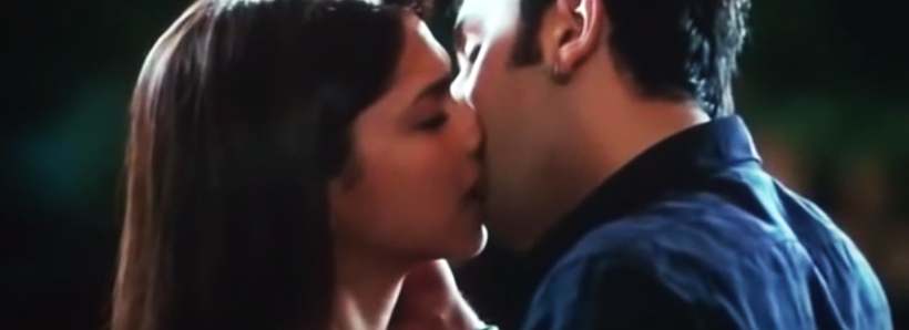 Ranbir Kapoor and Deepika Padukone Kiss in Yeh Jawaani Hai Deewani