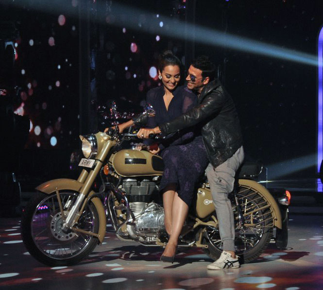 Akshay Kumar, Sonakshi Sinha promote Holiday on the sets of Jhalak Dikhhla Jaa Season 7 in Filmistan on 4th June 2014