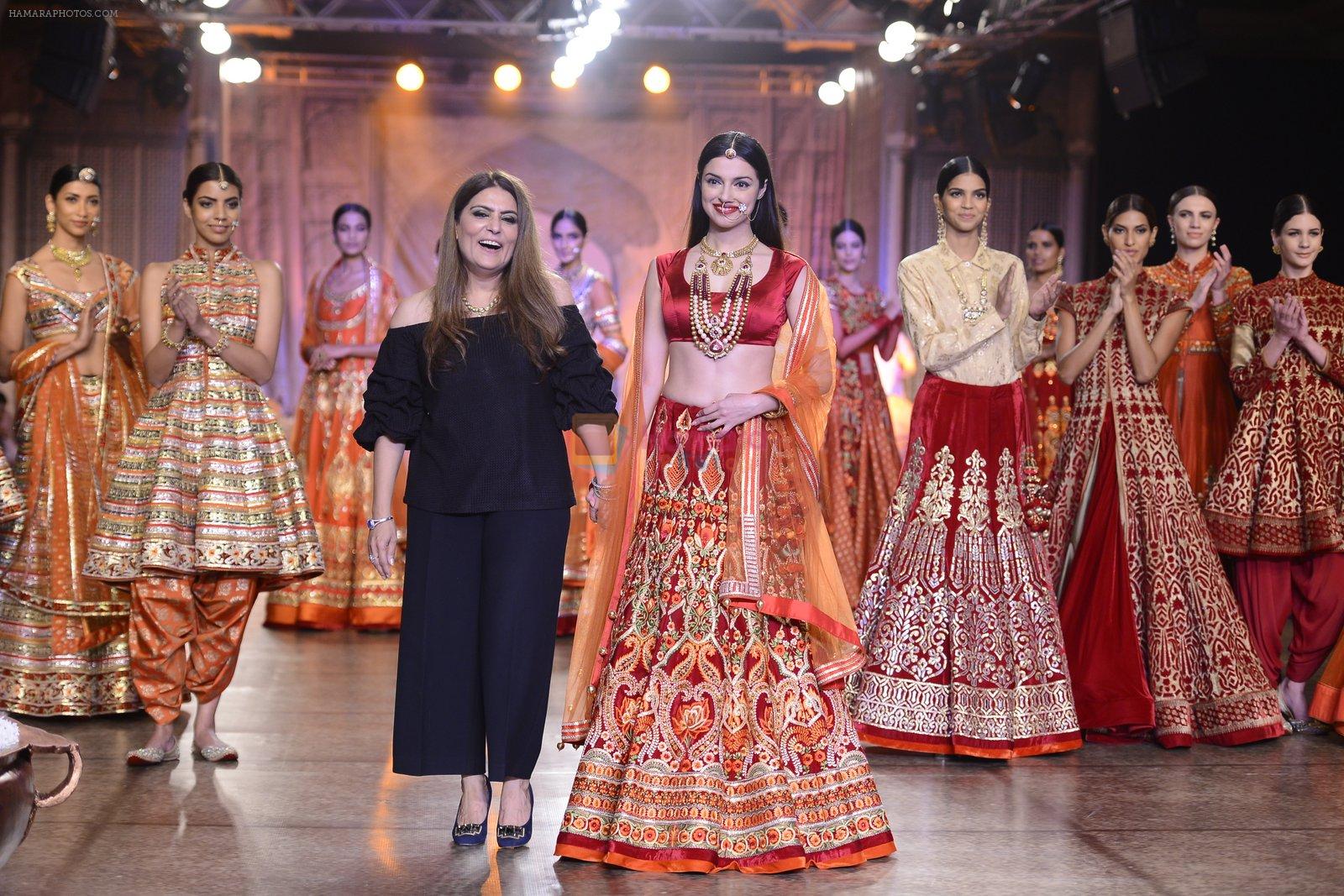 Divya Khosla and Reynu Taandon showcase Kamangari at the FDCI India Couture Week 2016